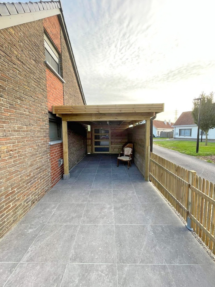 Carport en bois avec débarras