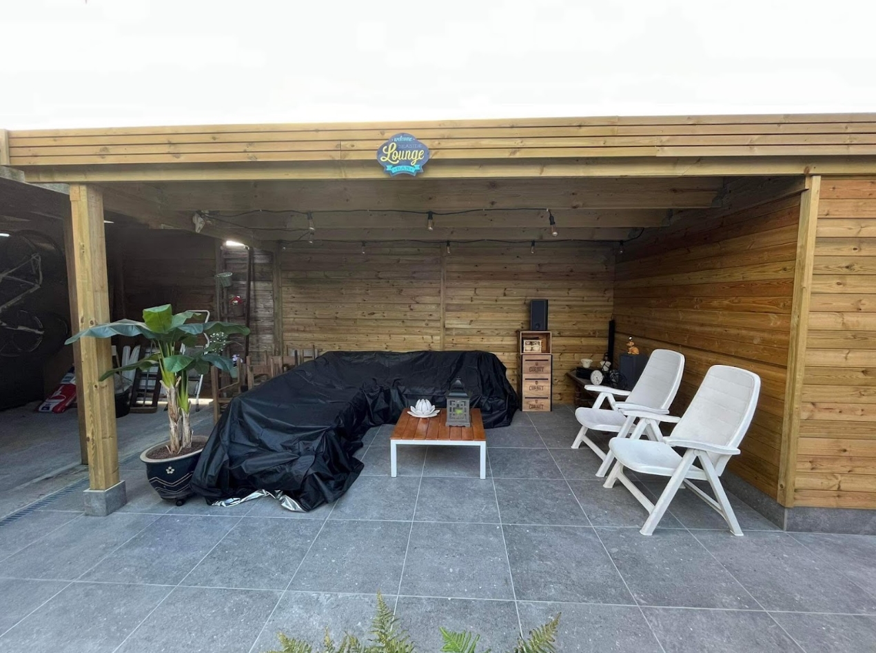 Auvent d'un abri de jardin