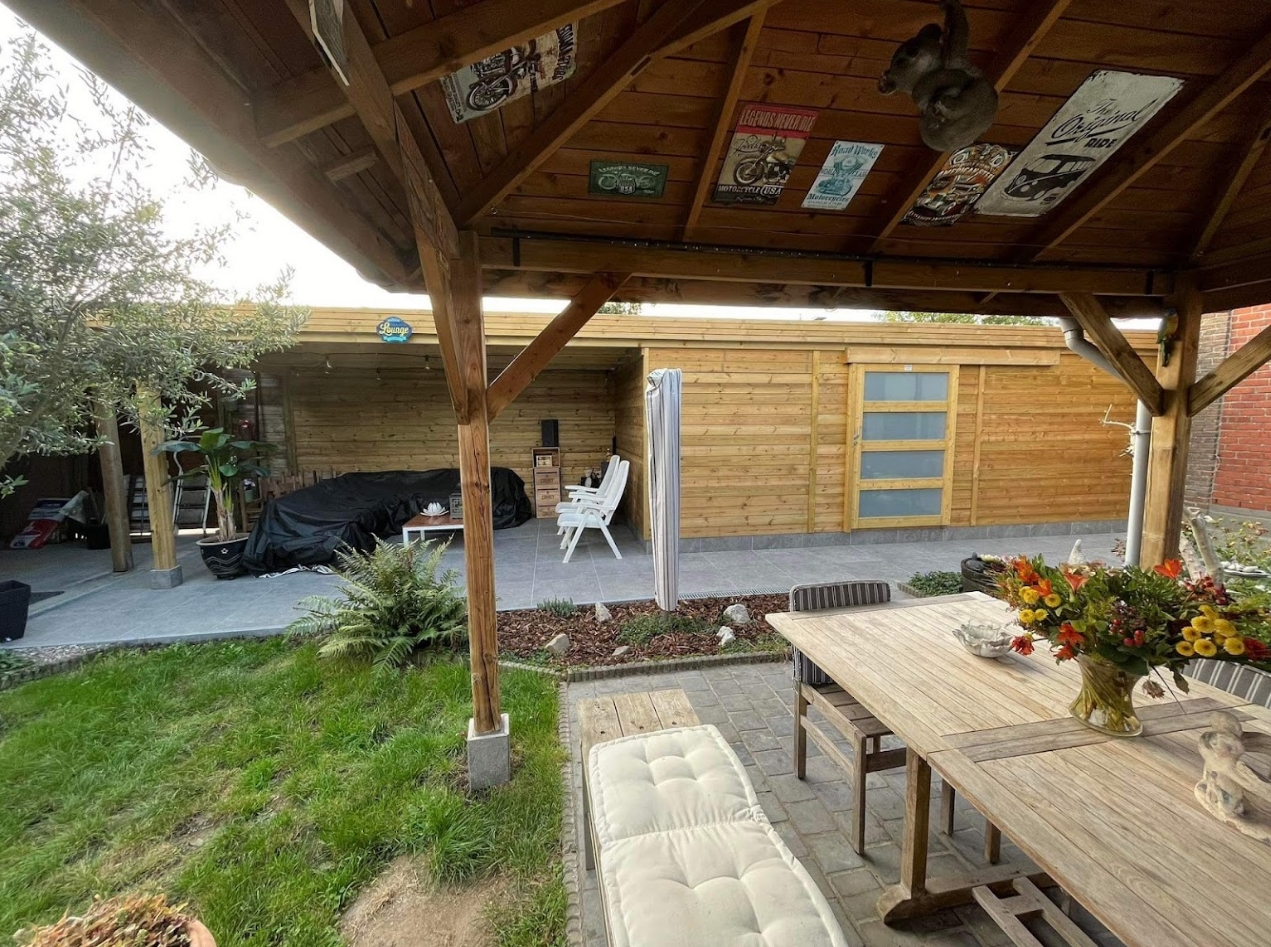 Abri de jardin moderne en bois avec auvent