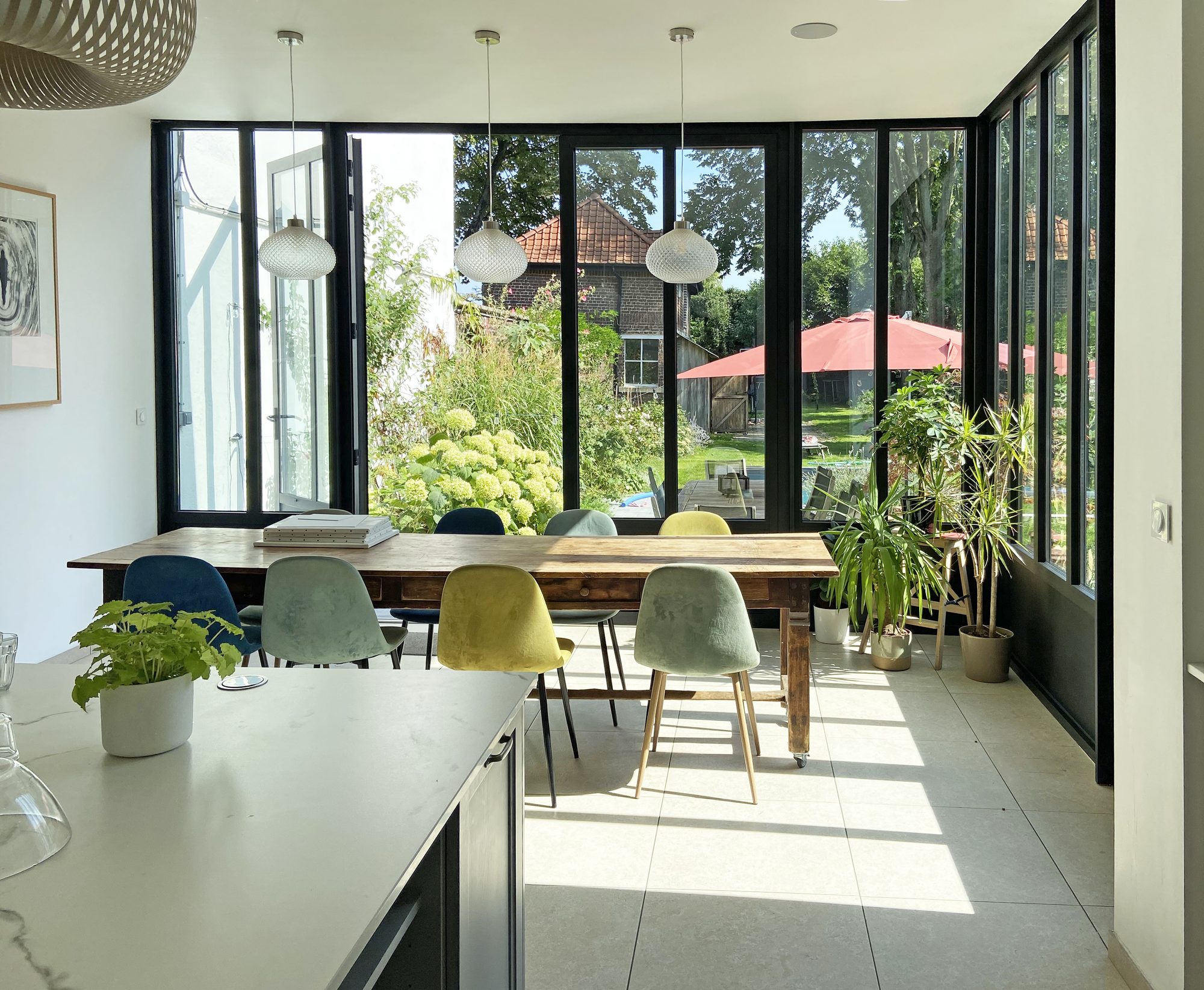 Annexe moderne en aluminium avec beaucoup de lumière