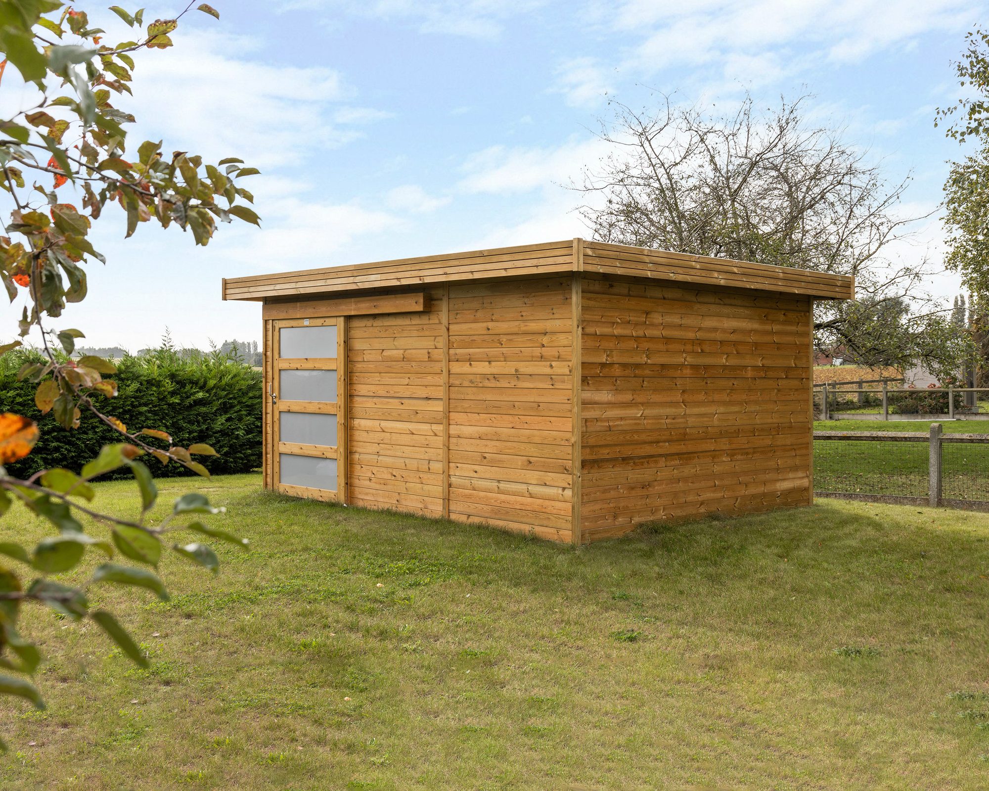 Abri de jardin moderne en bois avec toit plat et porte coulissante