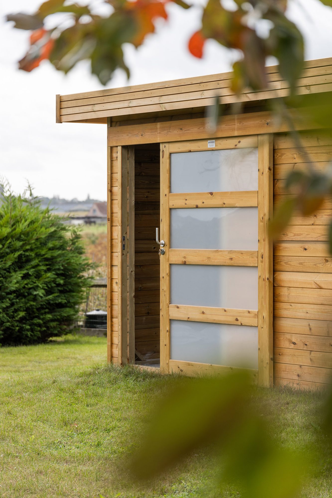 Abri de jardin moderne avec porte coulissante