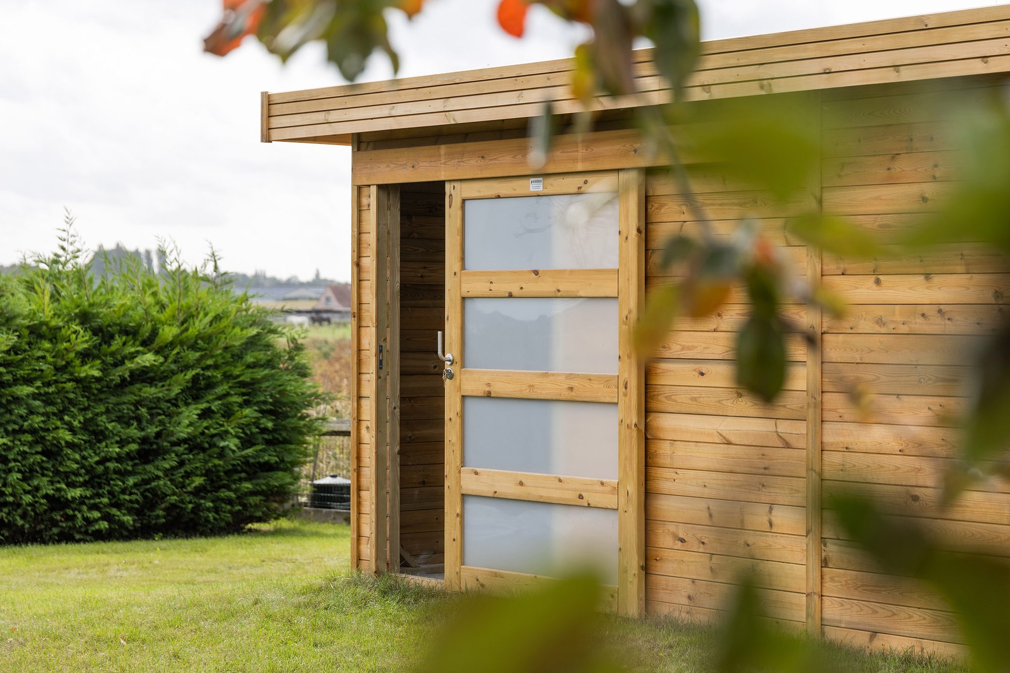 Abri de stockage avec porte coulissante