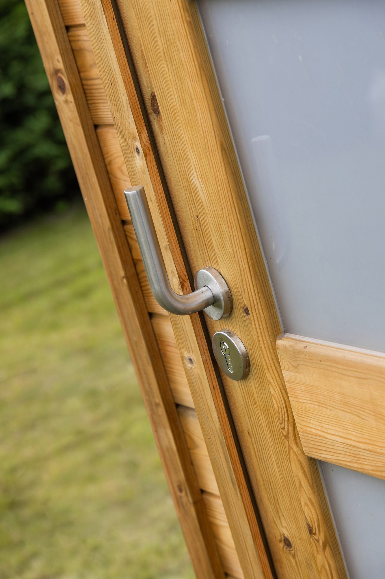 Poignée de porte en acier inoxydable d'une porte coulissante en bois