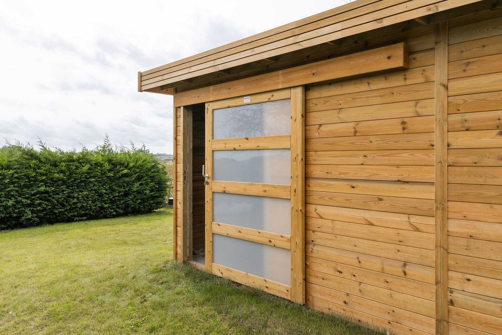 Abri de stockage moderne en bois
