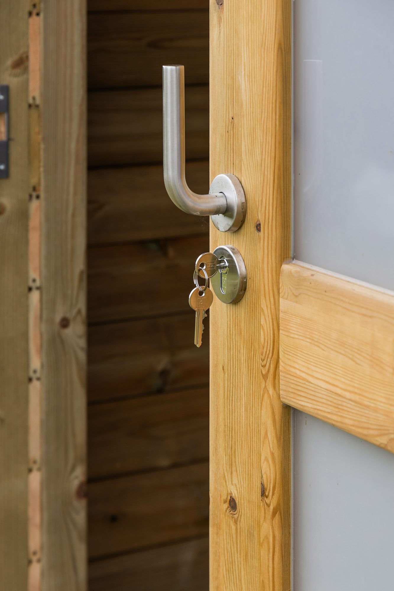 Porte coulissante en bois et poignée en acier inoxydable