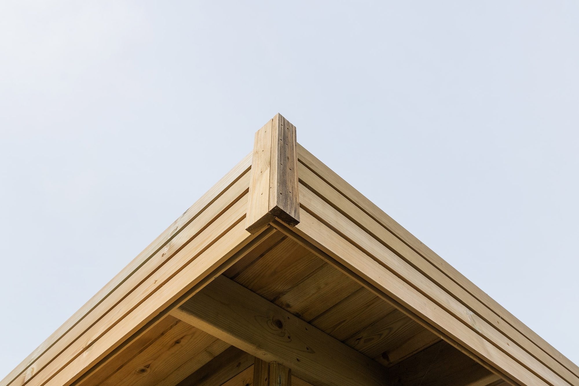 Bandeau en bois d'un abri de jardin moderne