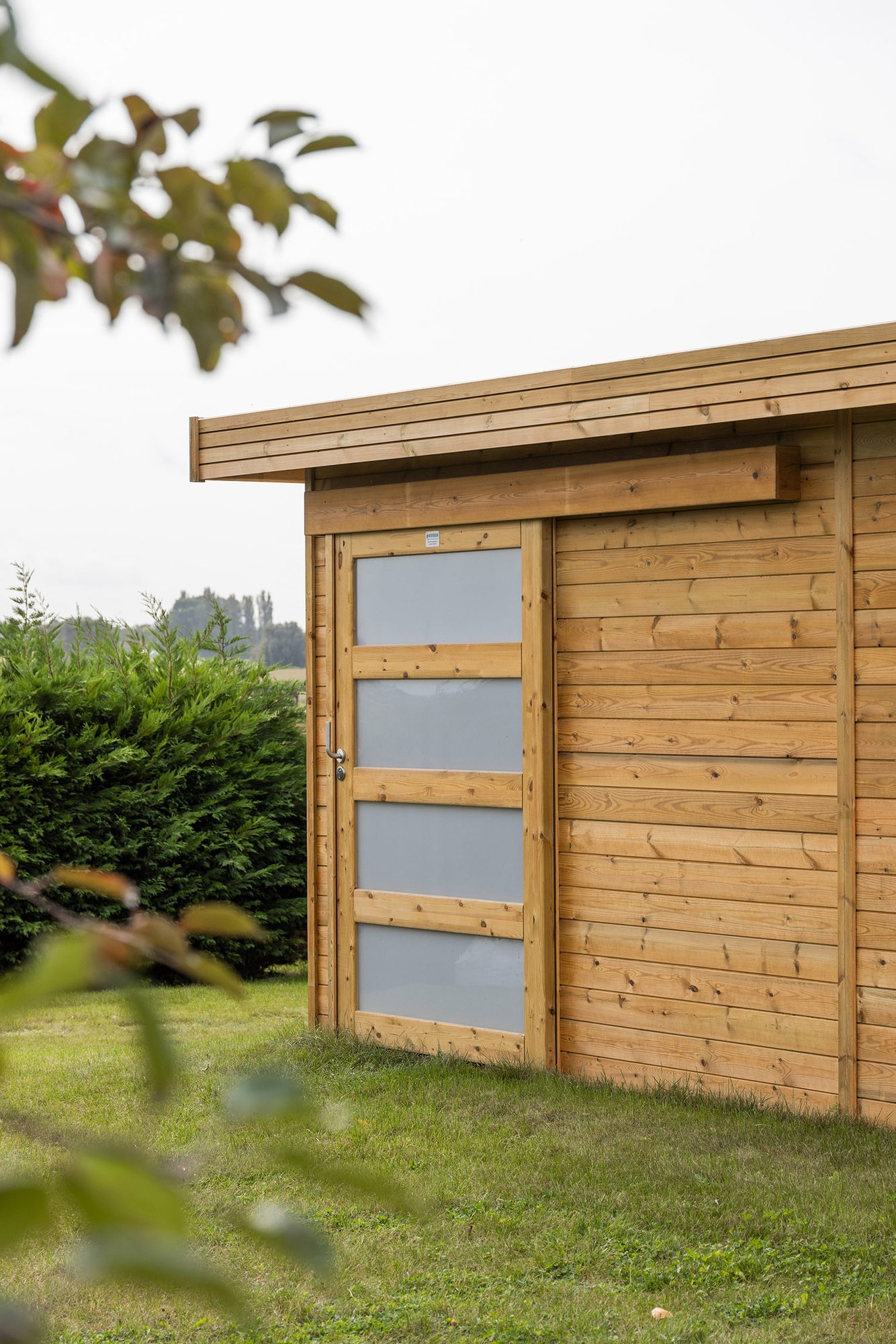 Abri de jardin moderne avec toit plat et porte coulissante