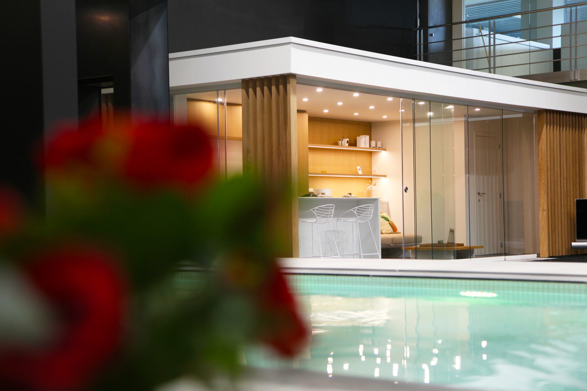 Pool house peint en blanc avec accents en bois