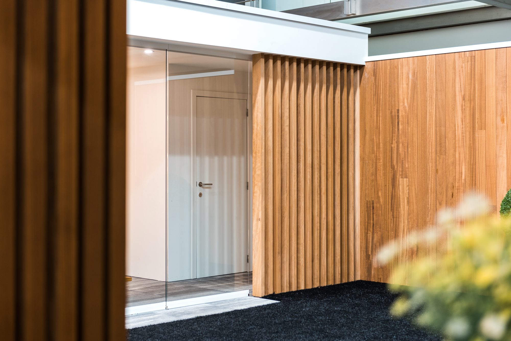 Pool house avec paroi en bois iroko