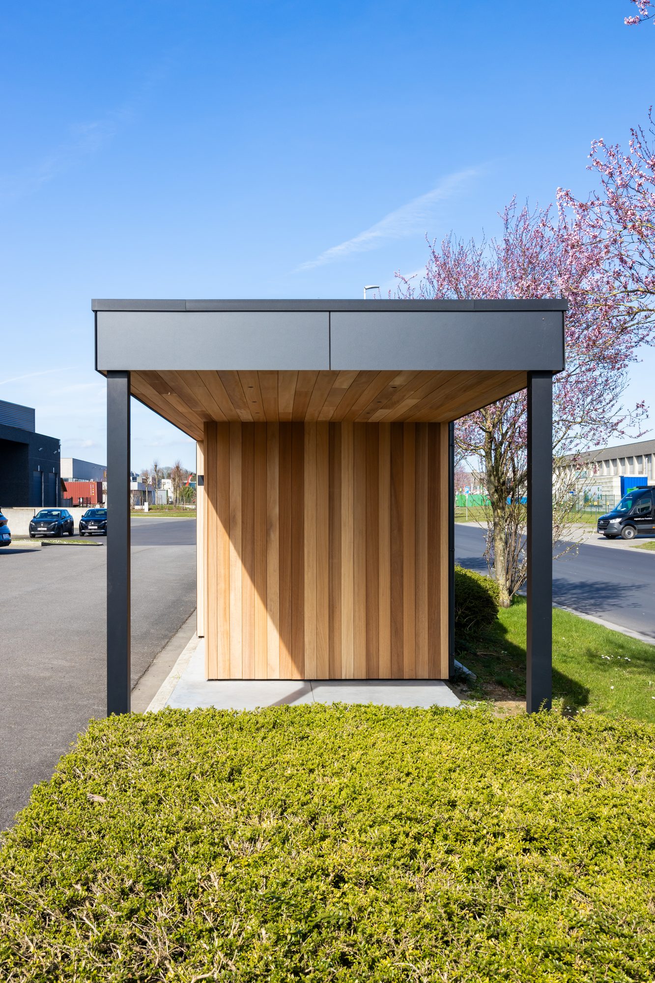 Abri de jardin avec bois iroko et volkern