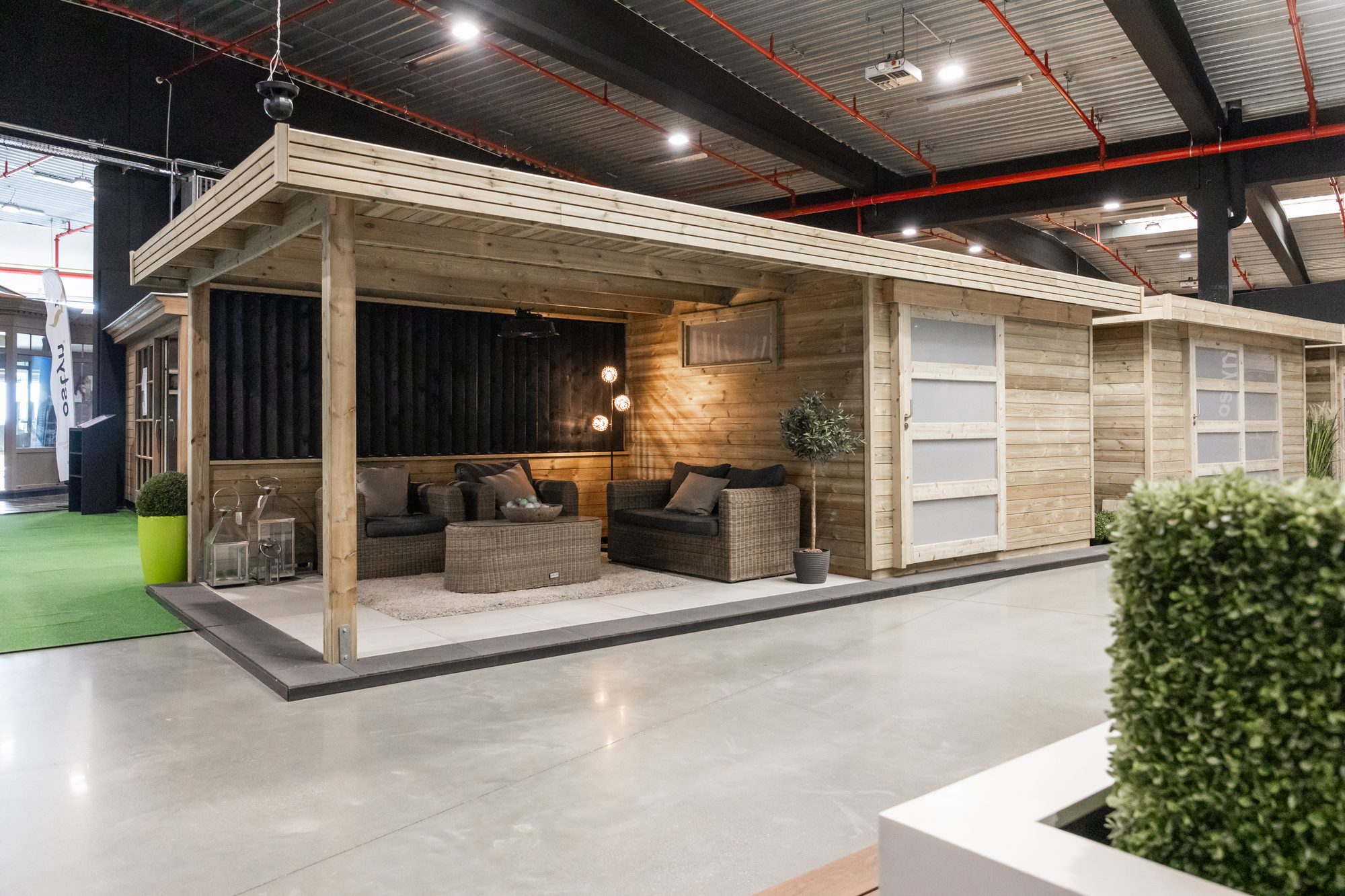 Abri de jardin moderne en bois avec pergola
