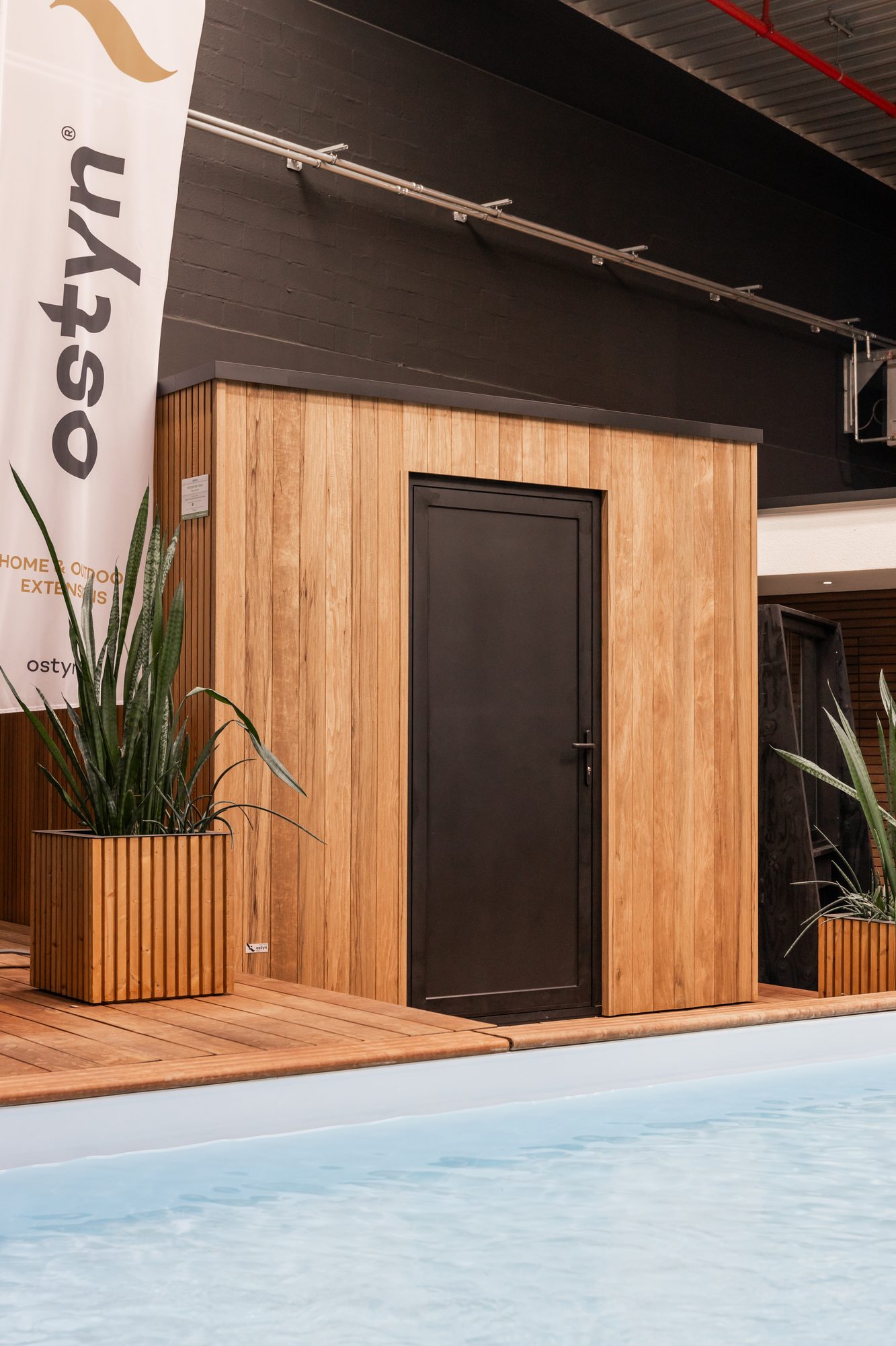 Houten tuinhuis met plat dak en aluminium deur