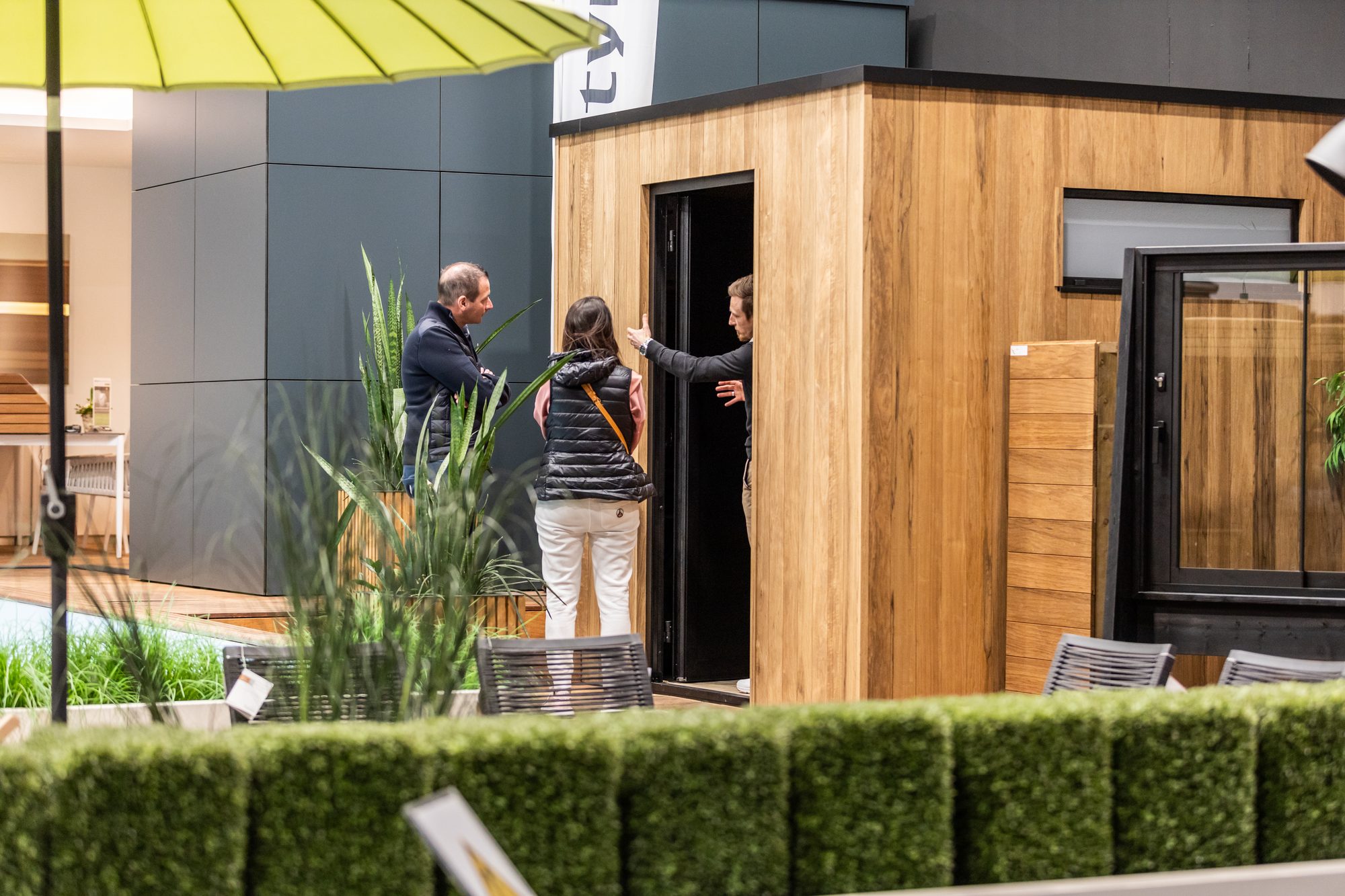 Strak houten cube tuinhuis met aluminium schrijnwerk
