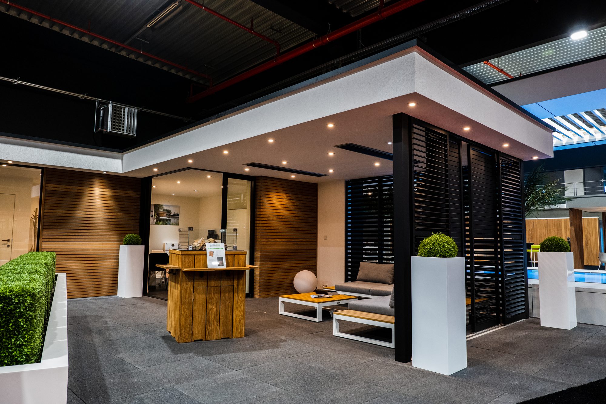 pool house avec bar intérieur et pergola