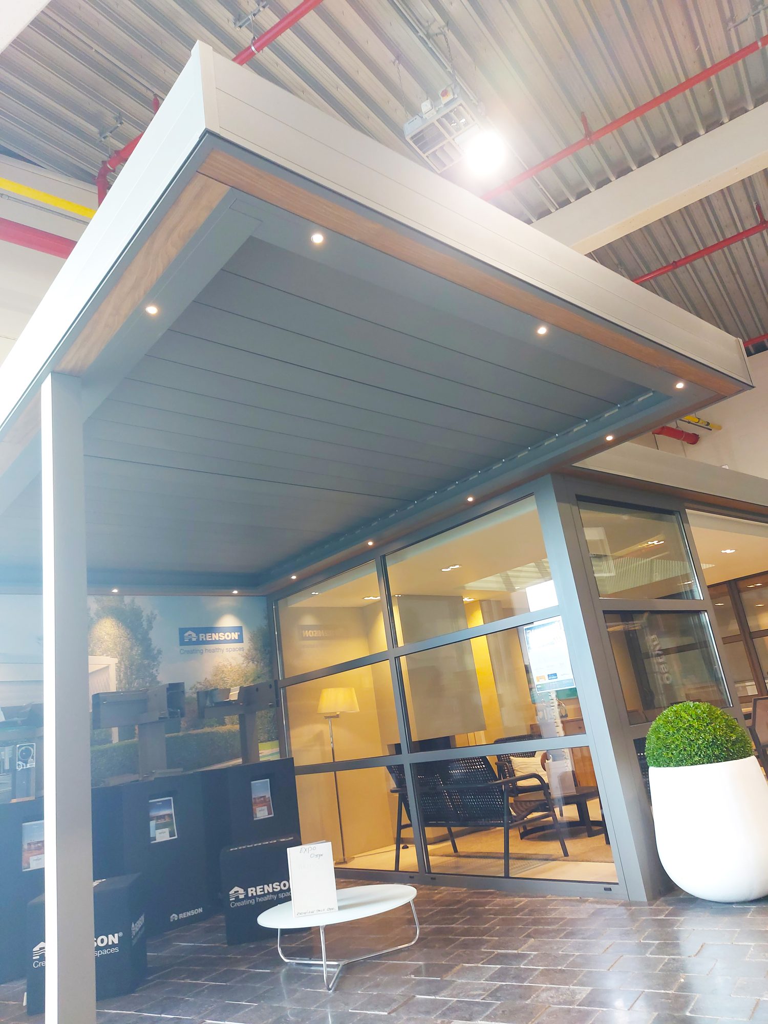 Pergola avec Renson Aero toit à lamelles et spots intégrés