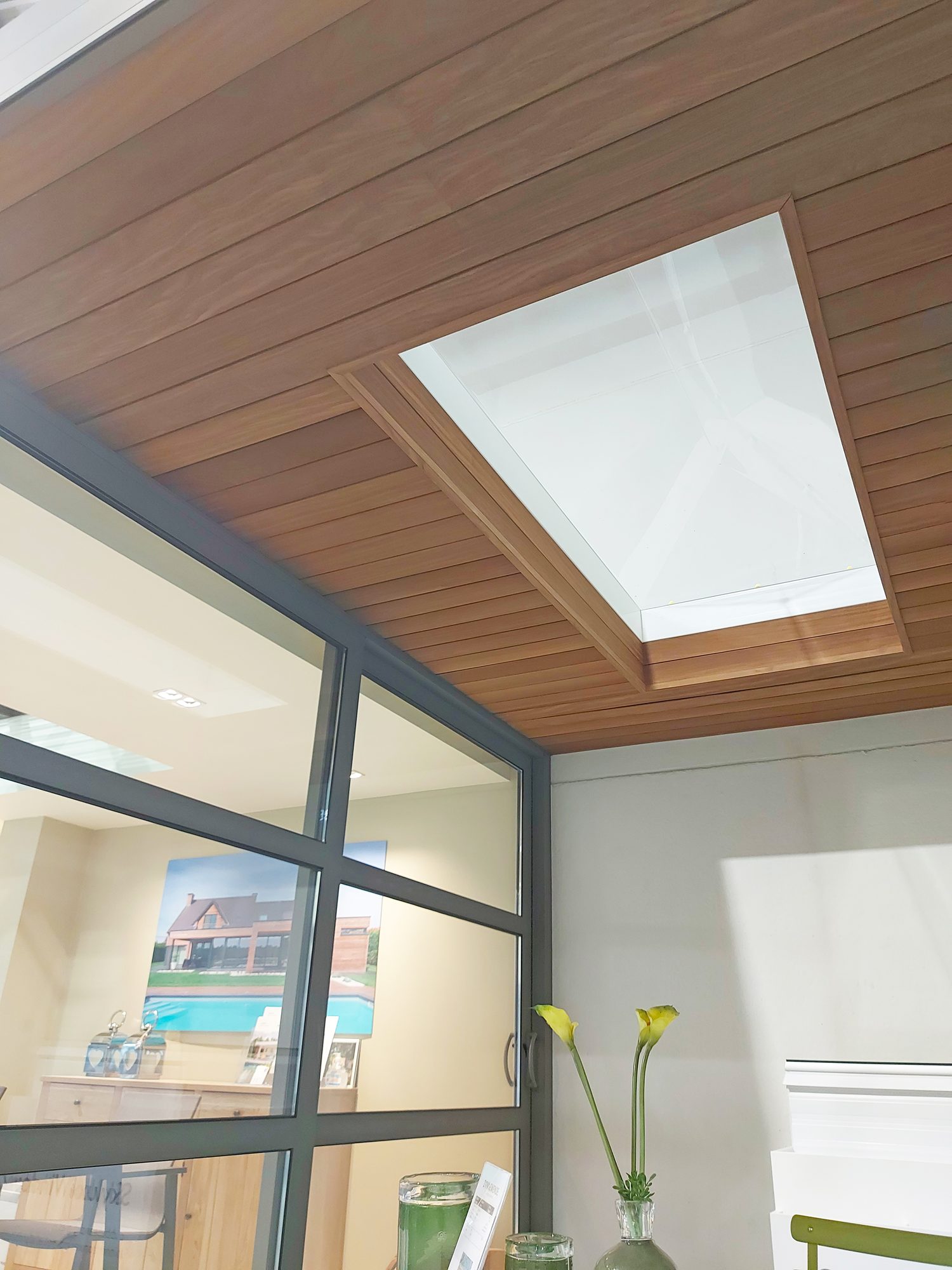 Auvent avec plafond en bois et lucarne en acrylique