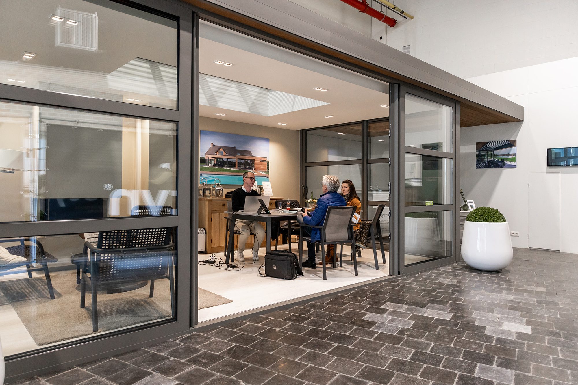 Extension moderne avec de grandes fenêtres en aluminium