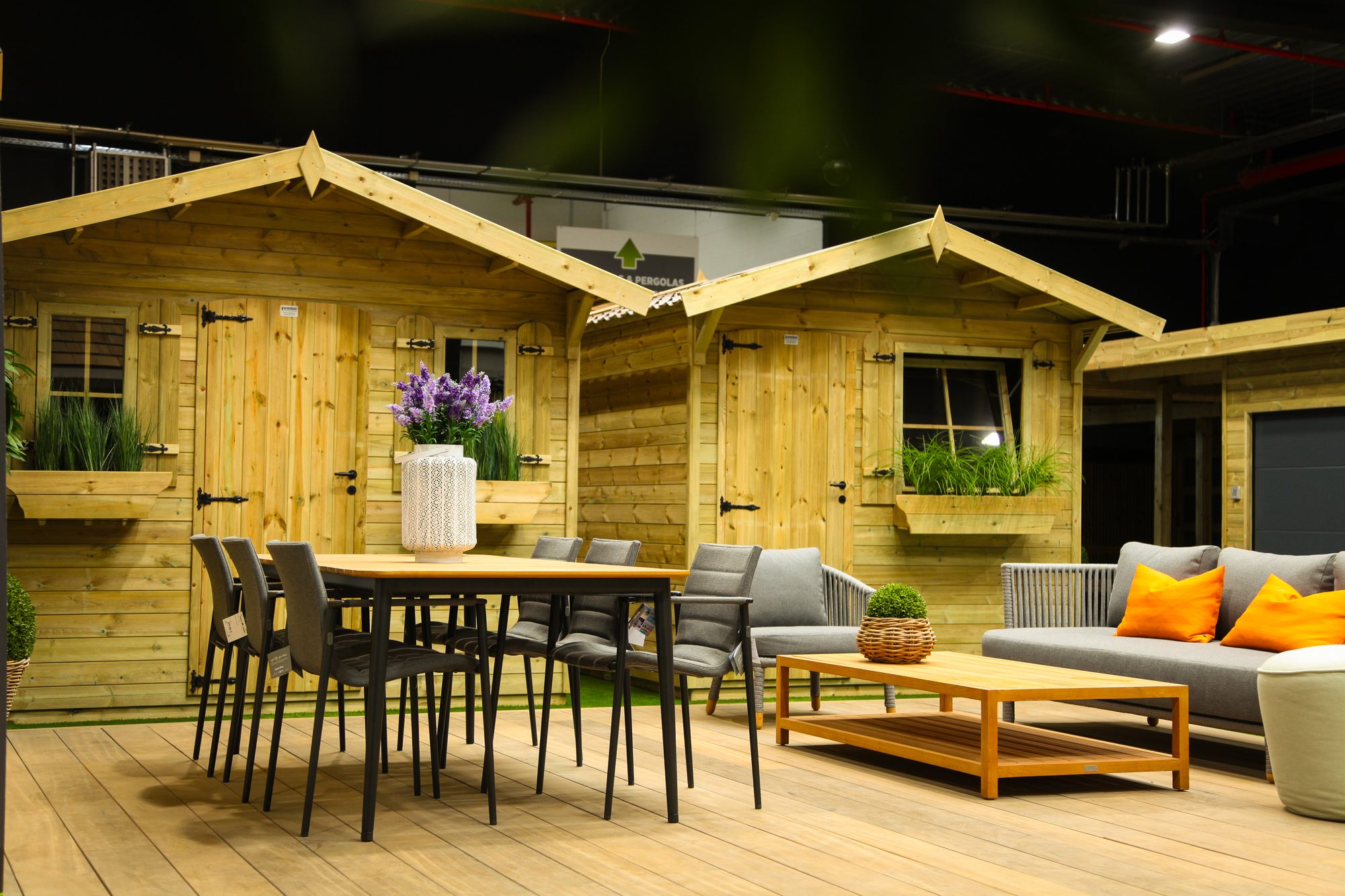 Klassieke tuinhuizen met zadeldak