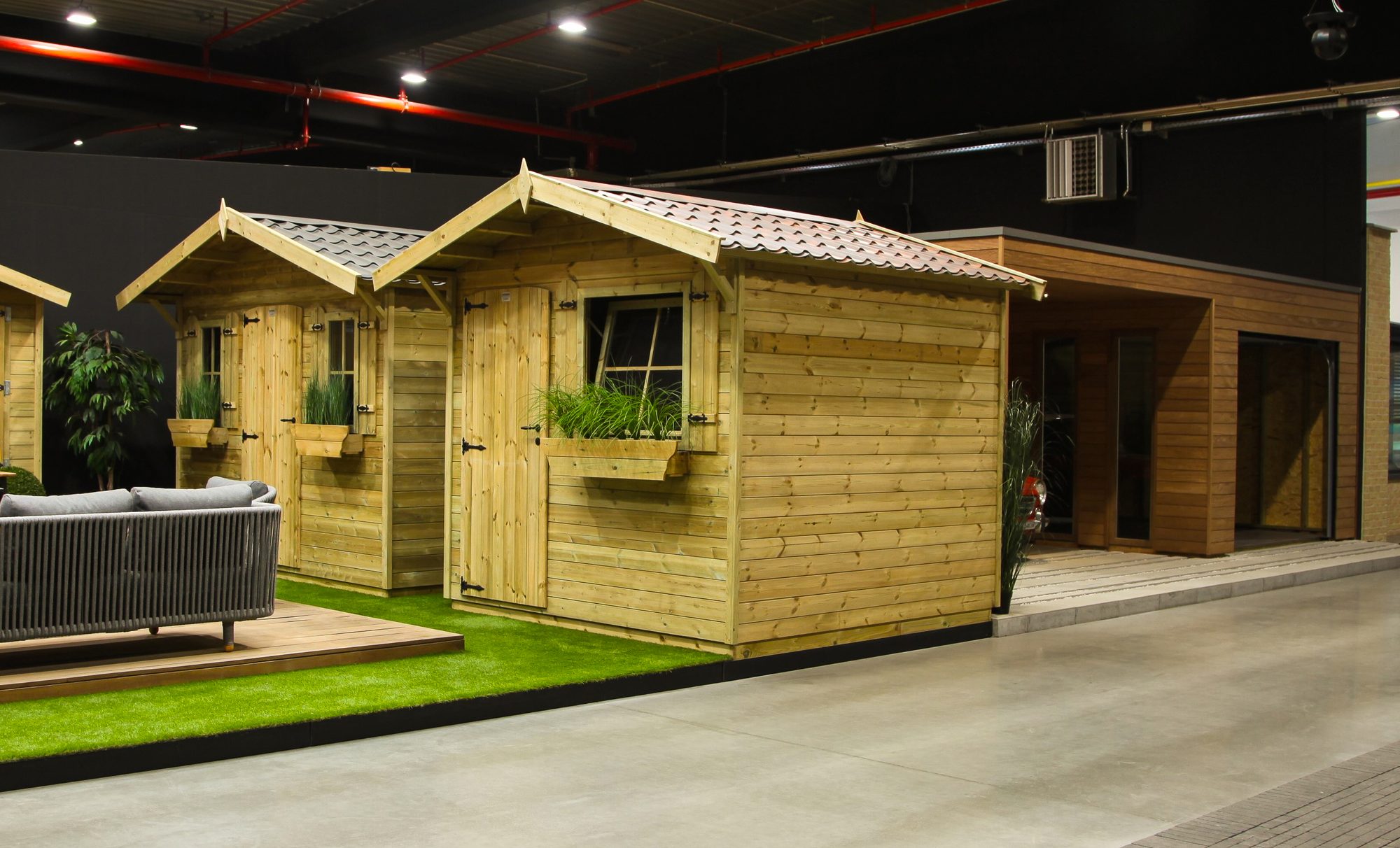 Klassiek houten tuinhuis met zadeldak
