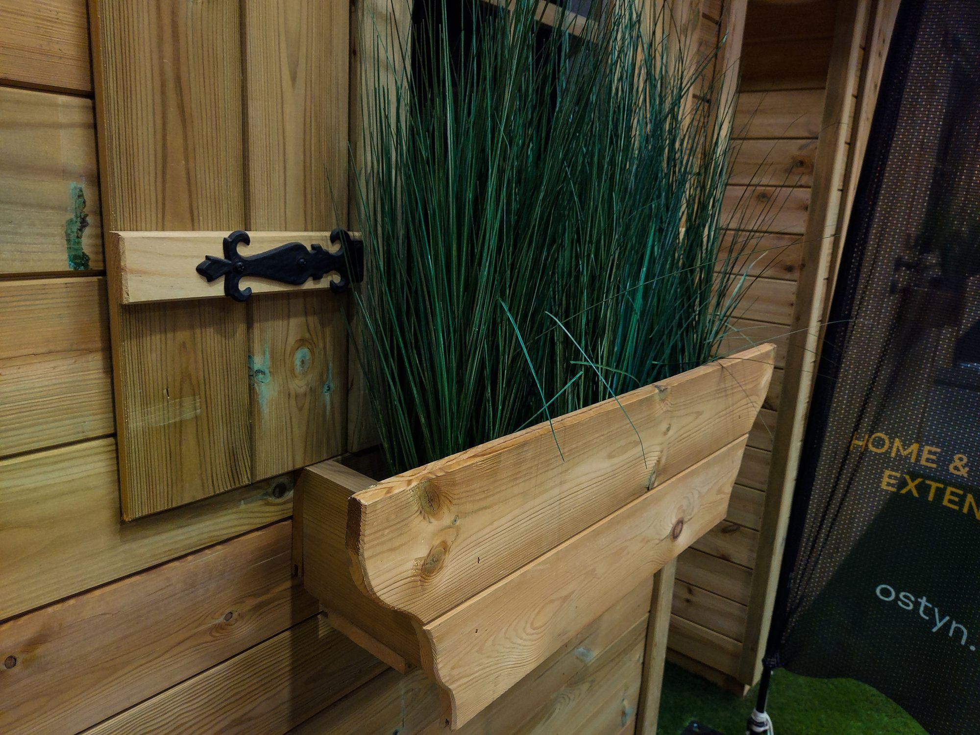 Abri de jardin classique en bois avec bacs à fleurs