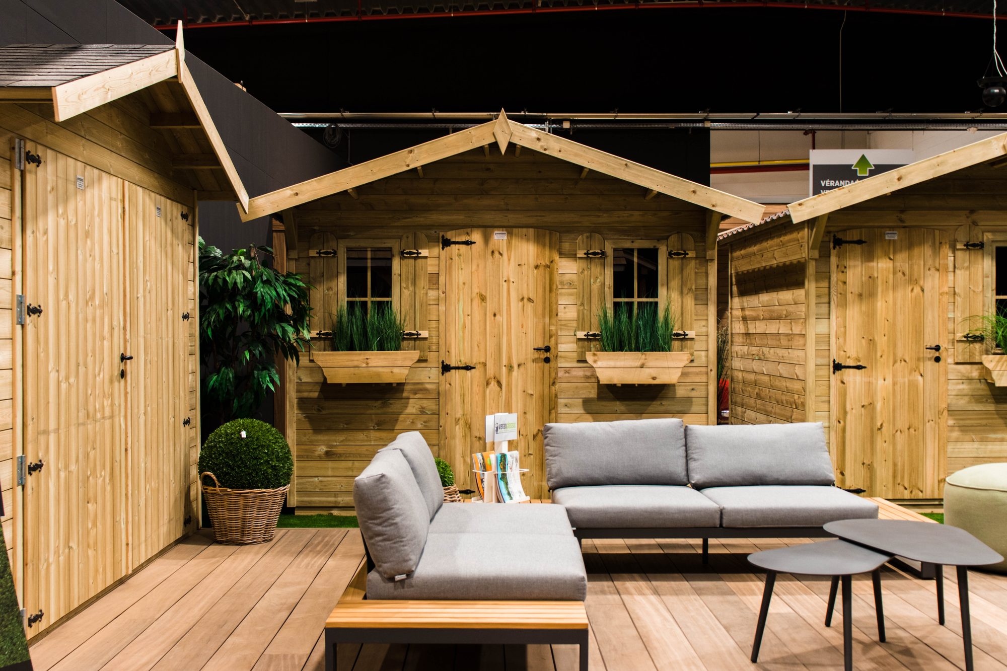 Abri de jardin classique avec des fenêtres fixes