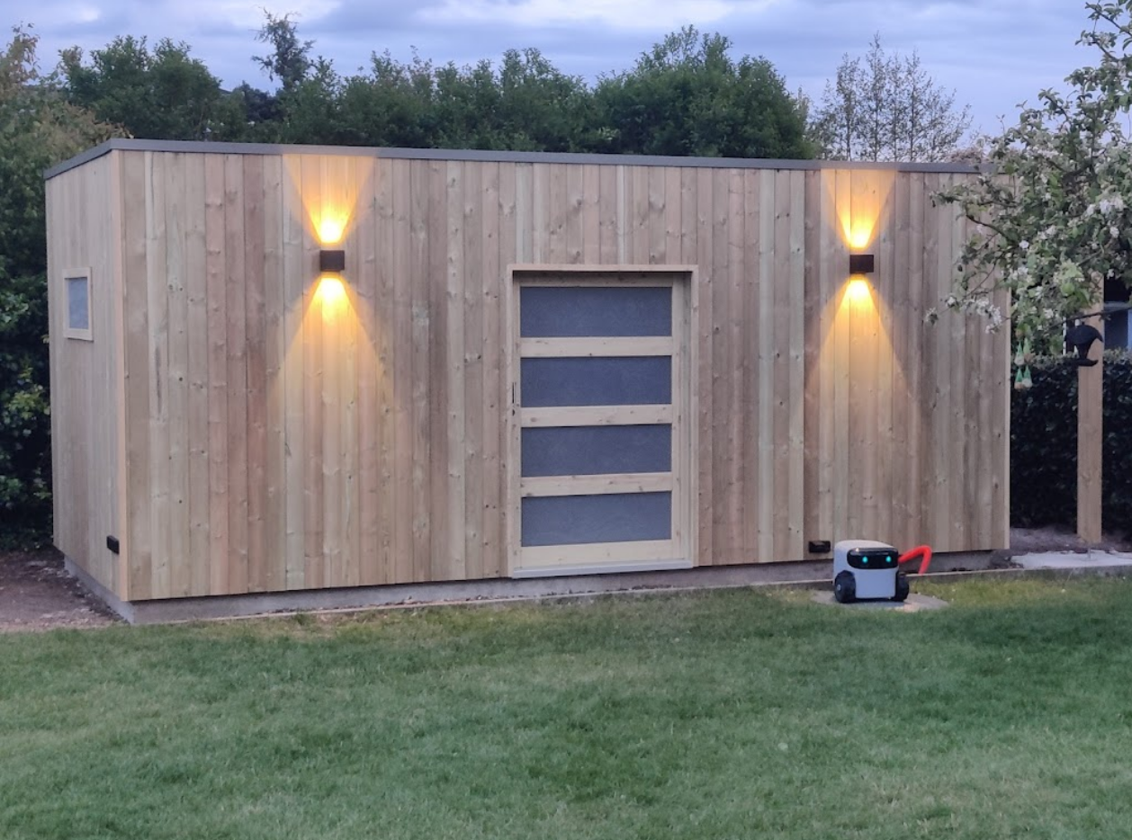 Modern tuinhuis met plat dak en schuifdeur