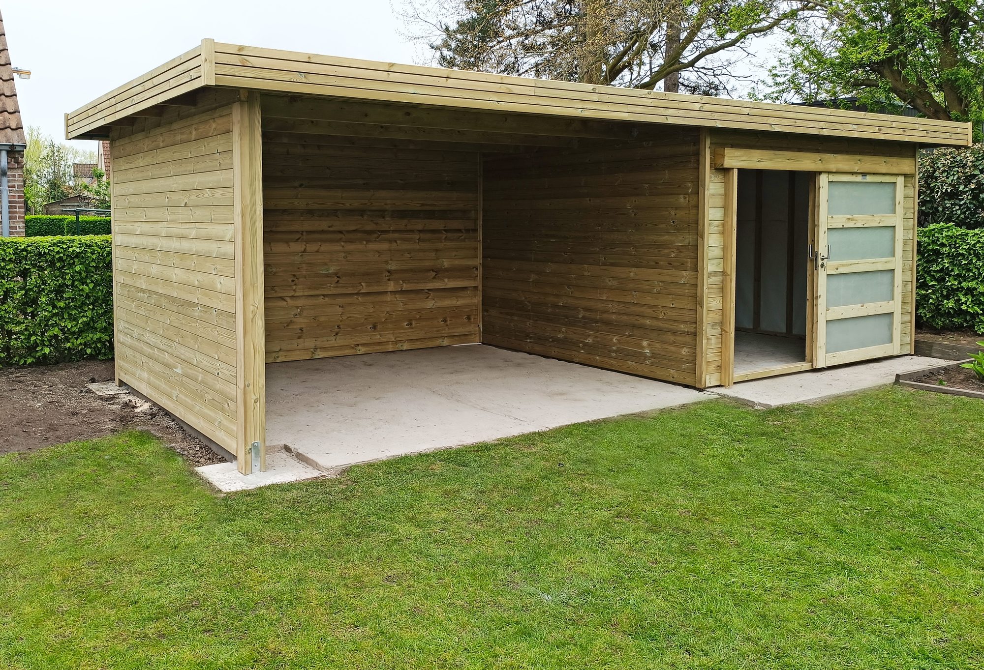 Modern tuinhuis met overkapping