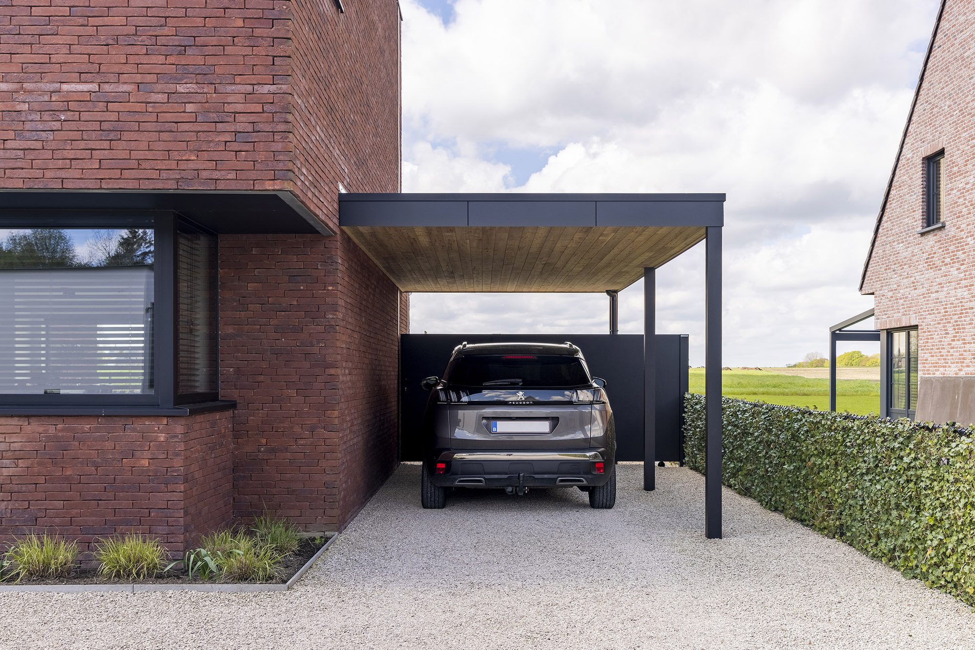 Carport moderne avec bardage en HPL et sous-toiture en bois