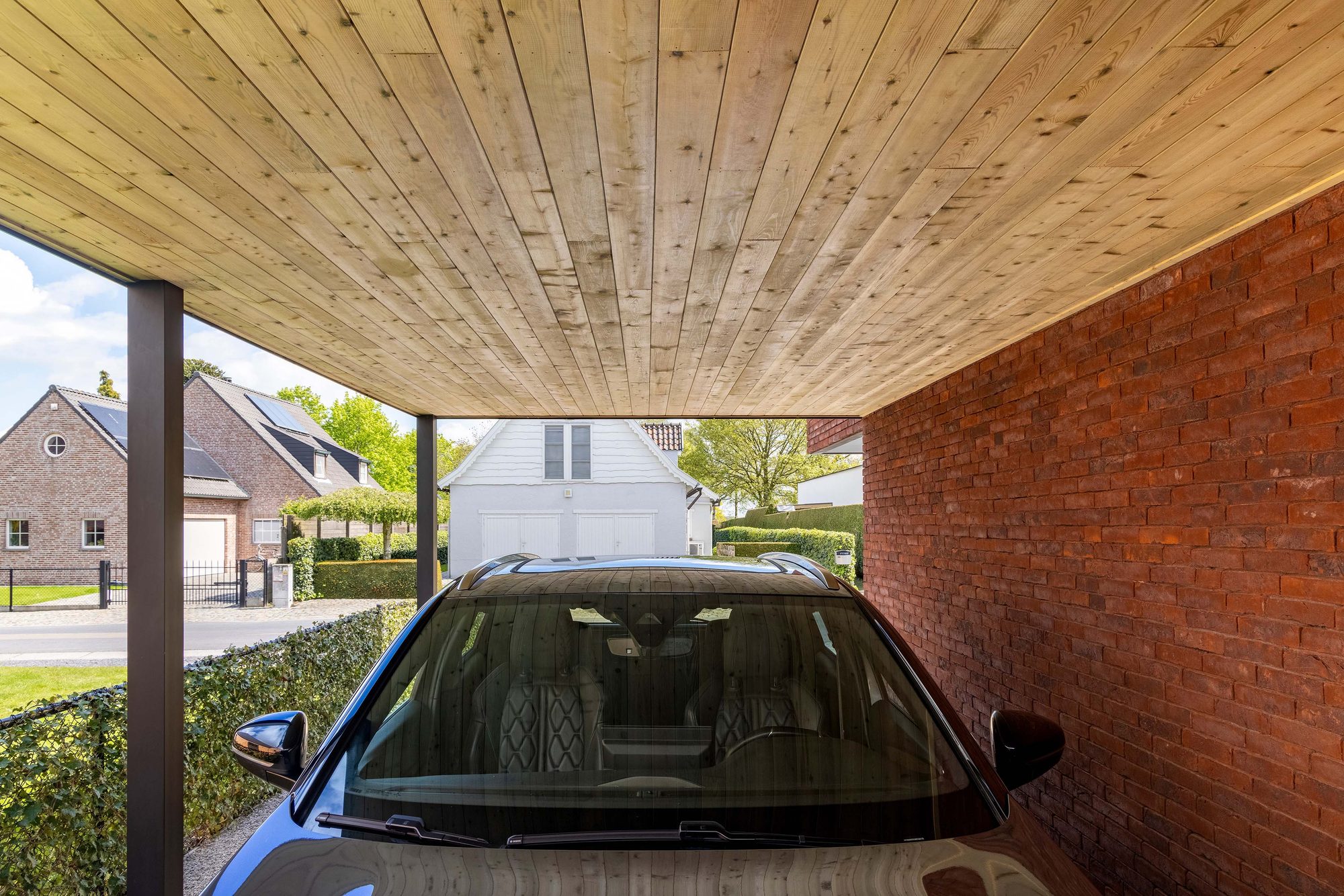Carport avec plafond en bois