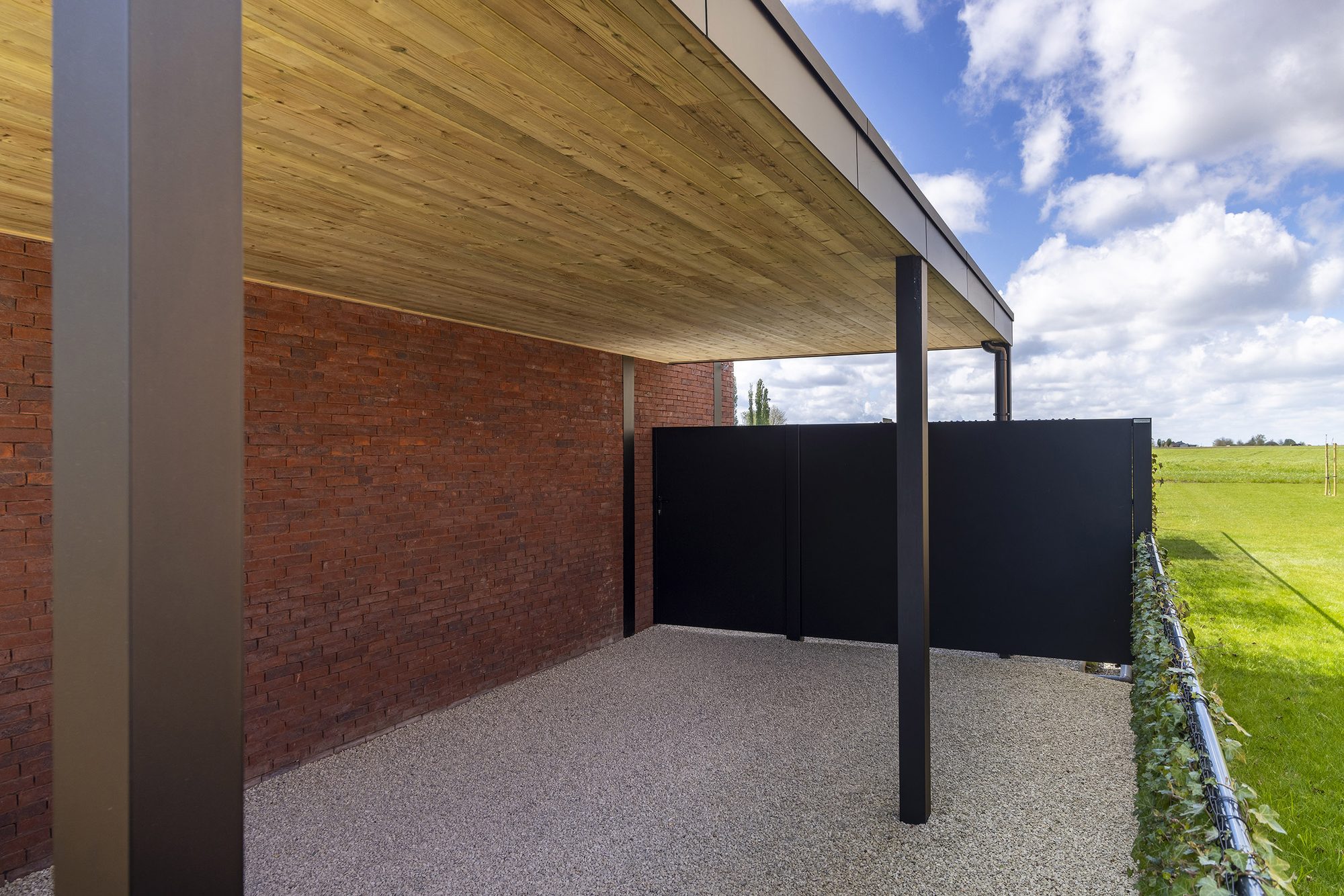 Carport attenant avec poteaux de soutien en aluminium