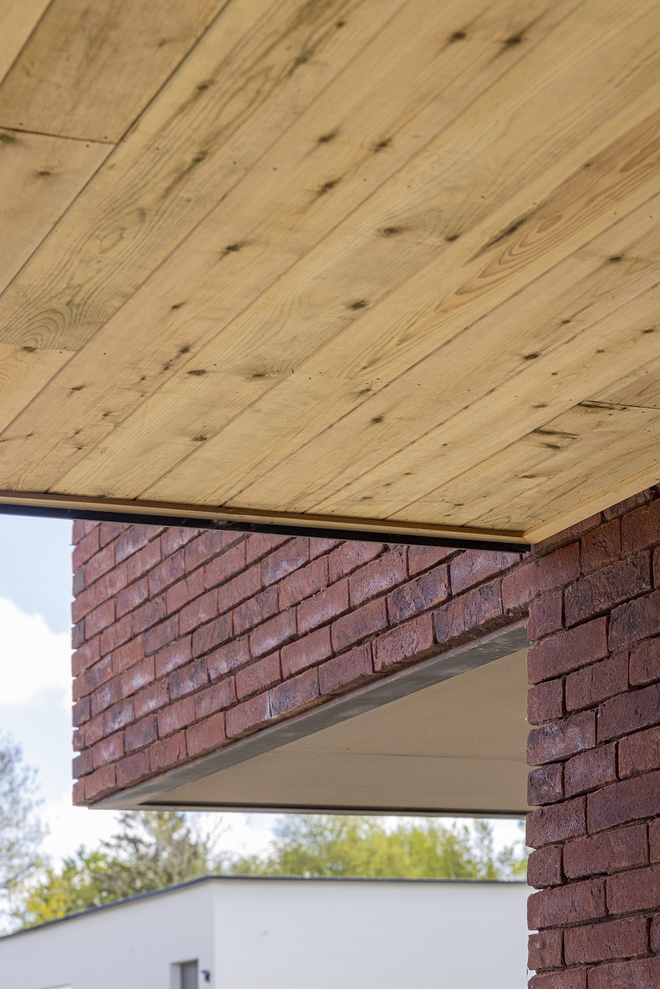Carport avec sous-toiture en bois de pin