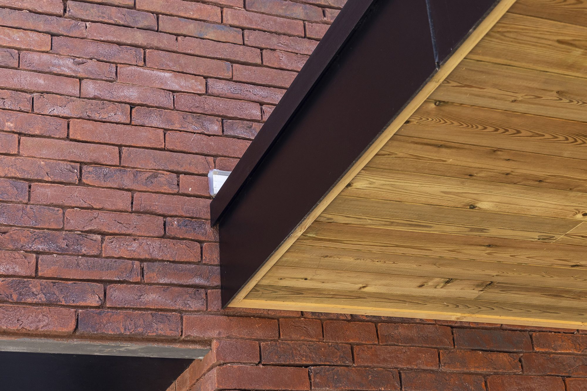 Détail de carport avec bois et trespa