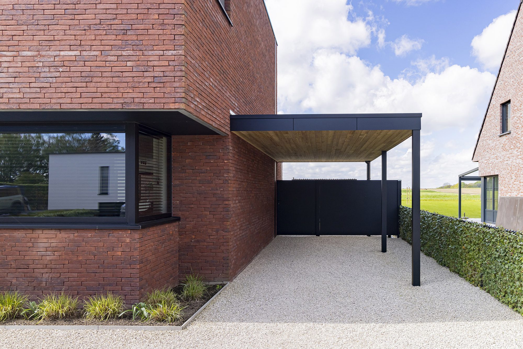 Carport attenant avec sous-toiture en bois