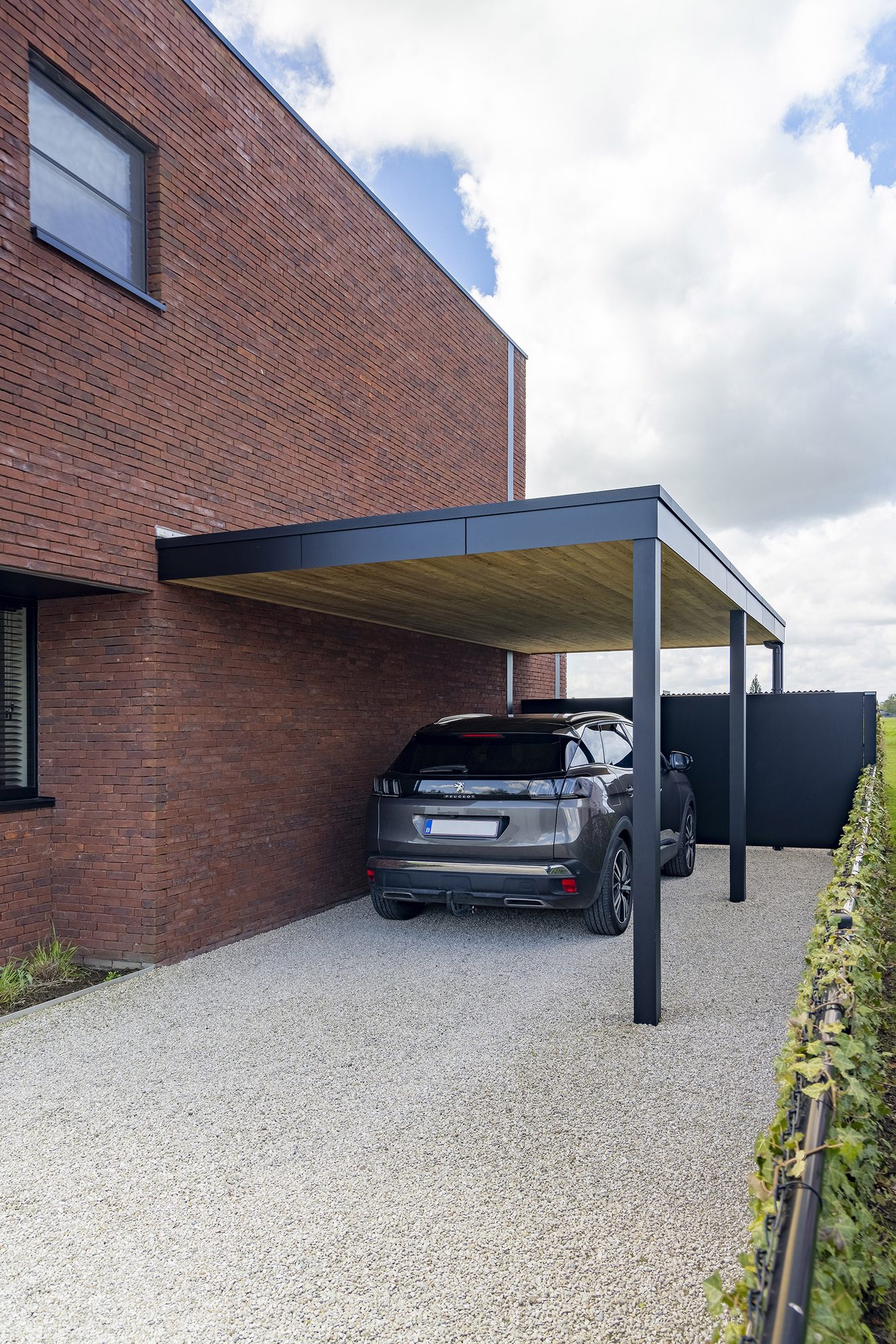 Carport attaché à la maison