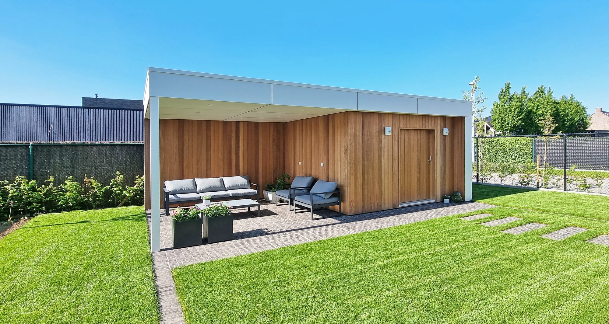 Pool house moderne avec iroko et panneaux en HPL blanc