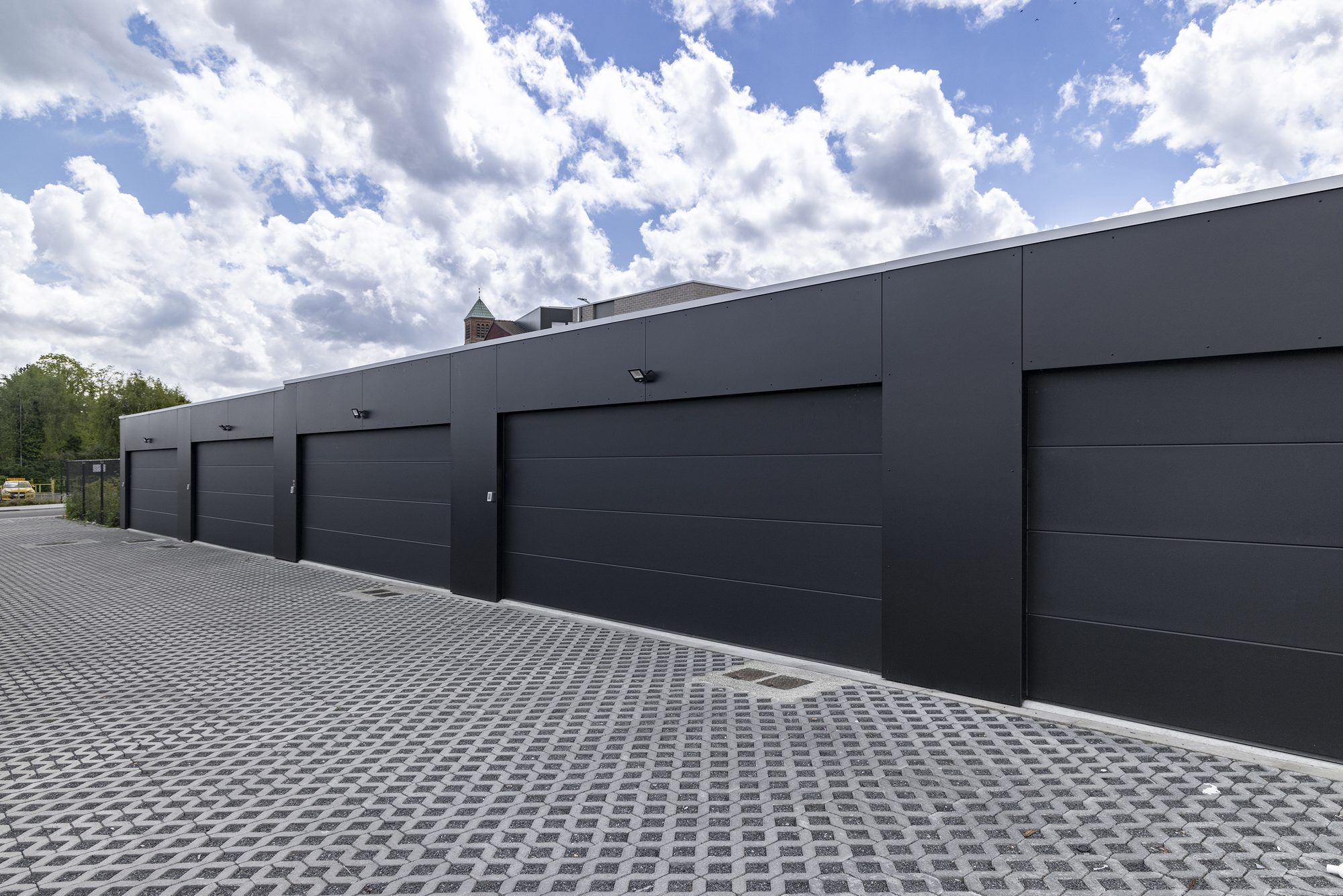 Garages modernes avec Trespa noir