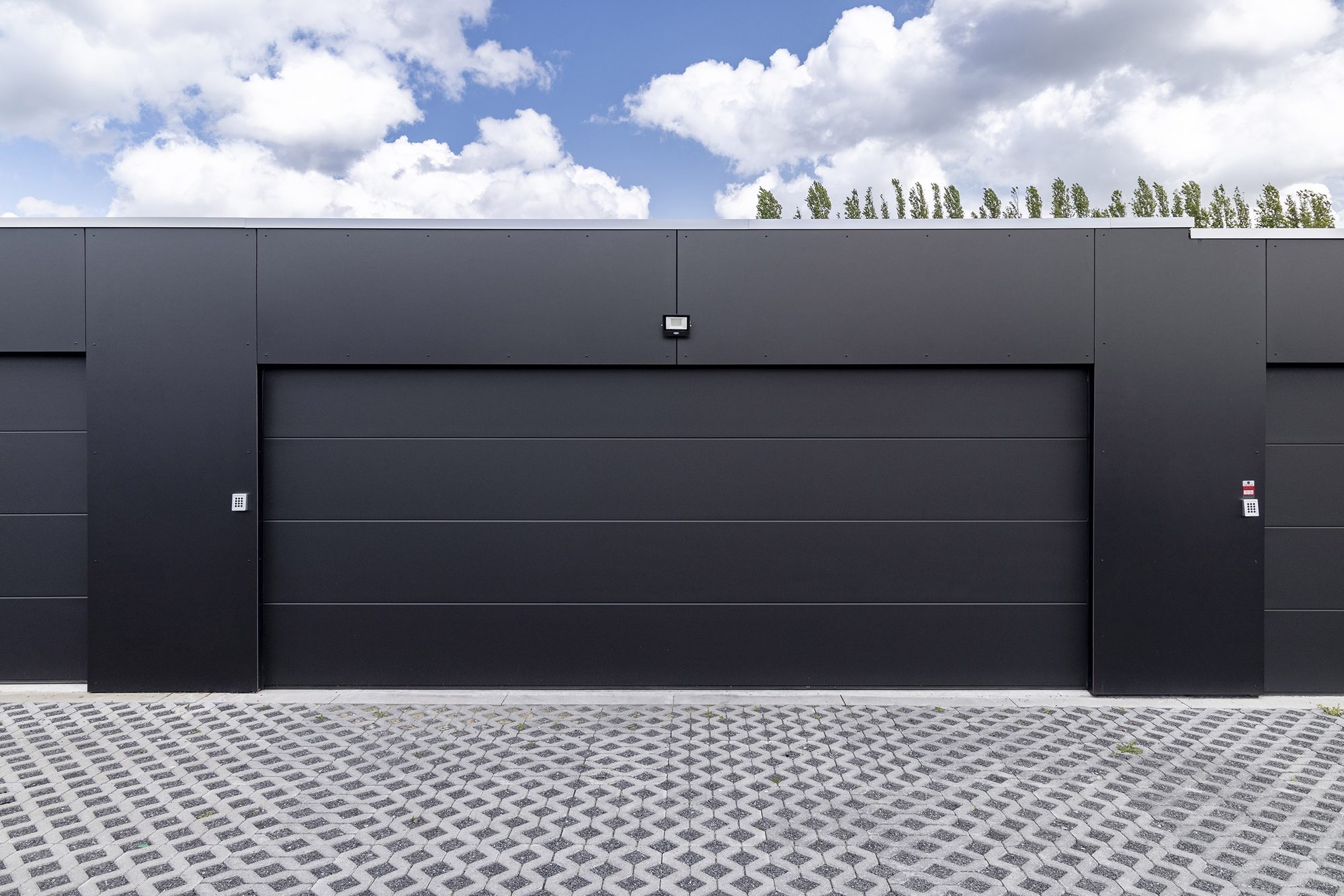 Garage moderne avec porte sectionnelle