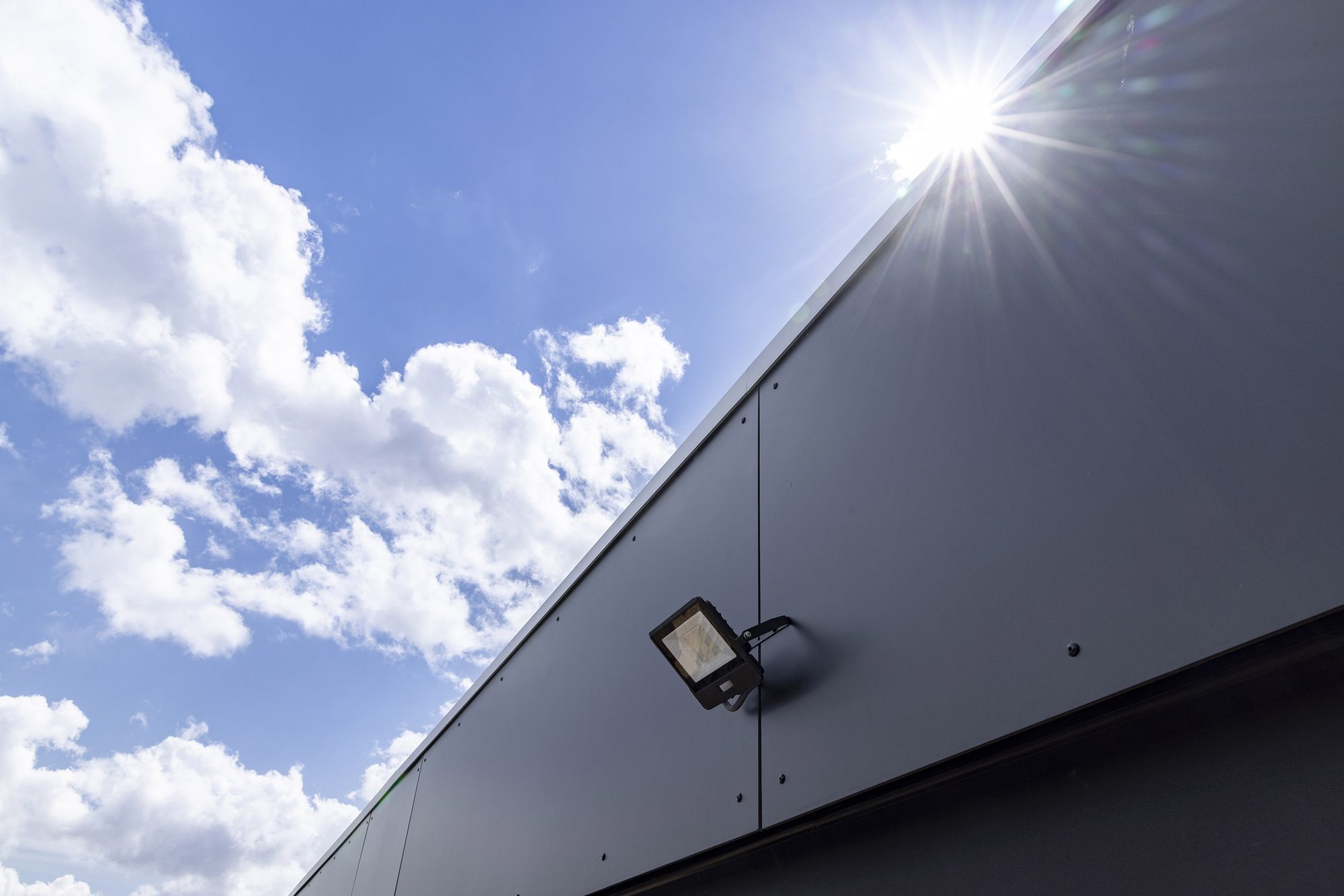 Bandeau de garage en Trespa et aluminium