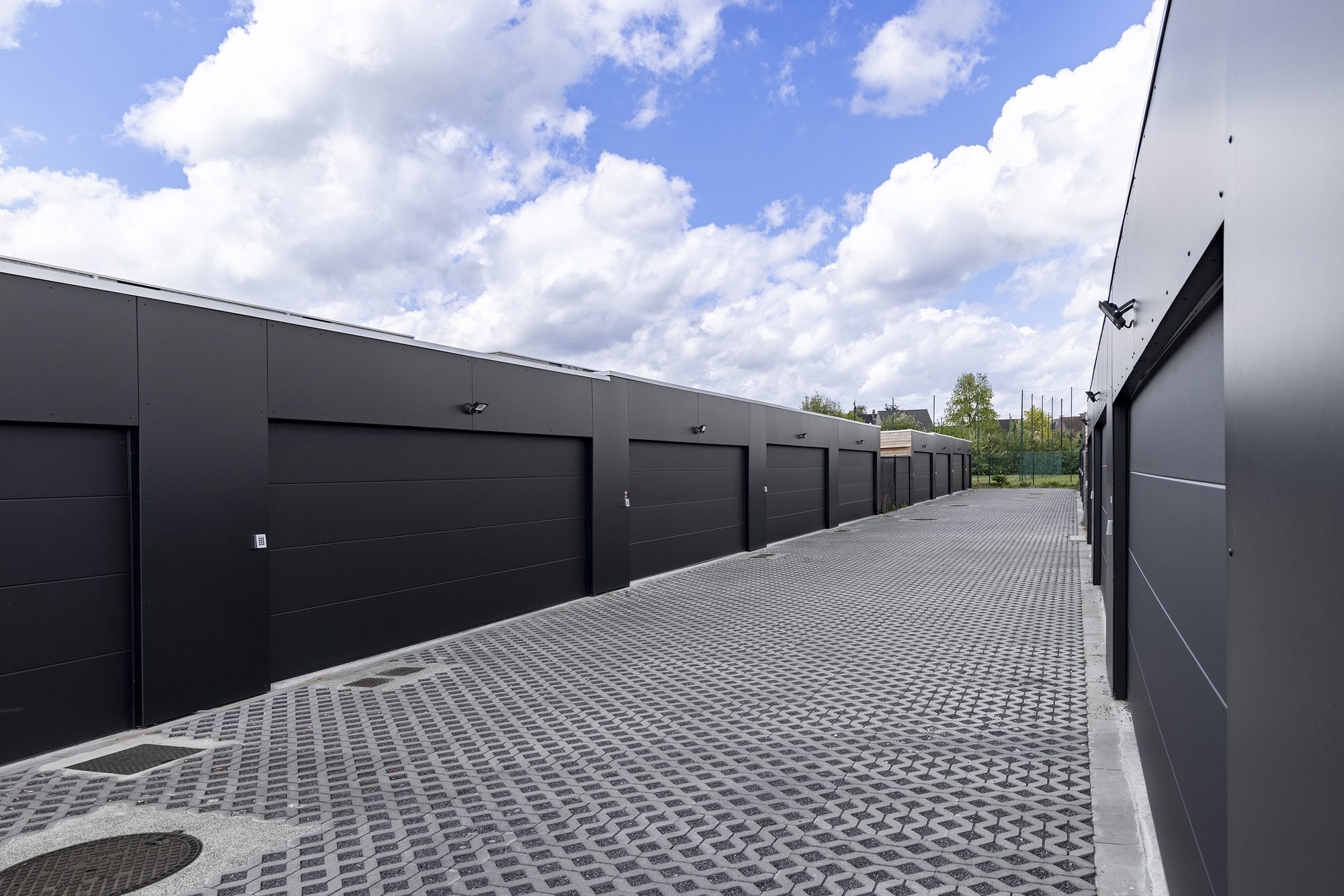 Garages modernes avec panneaux Trespa noir