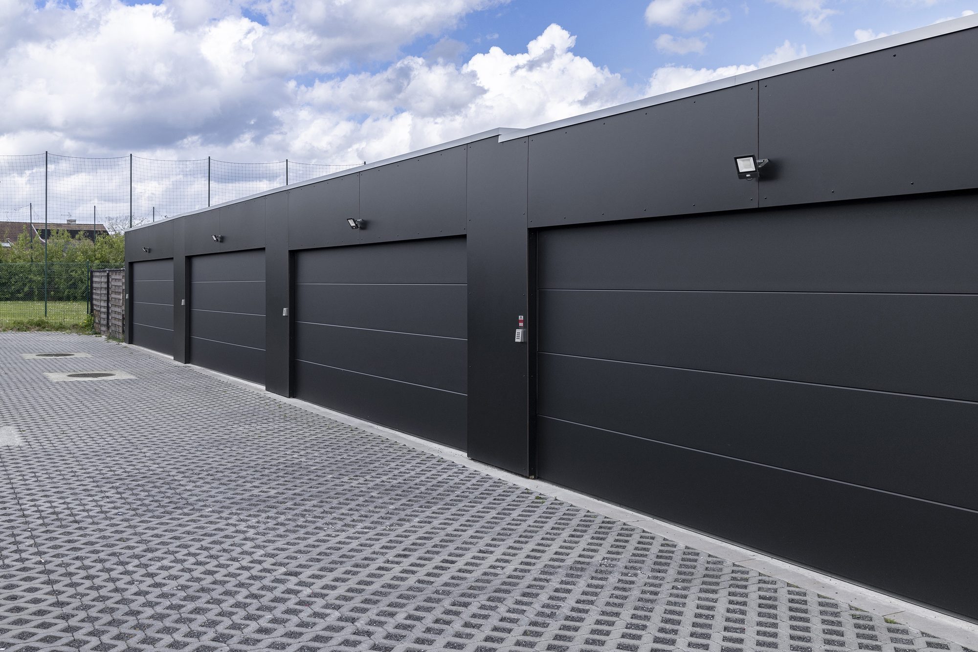Garages modernes avec panneaux HPL