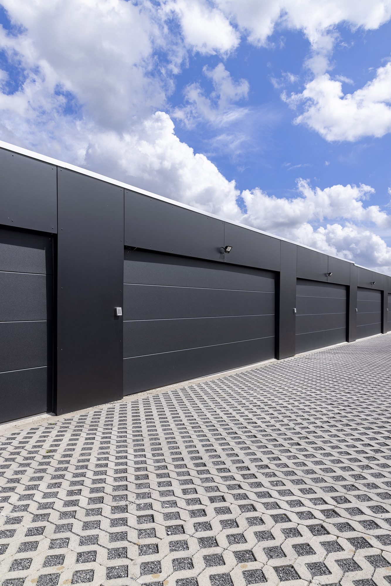 Garages modernes avec panneaux Trespa noirs