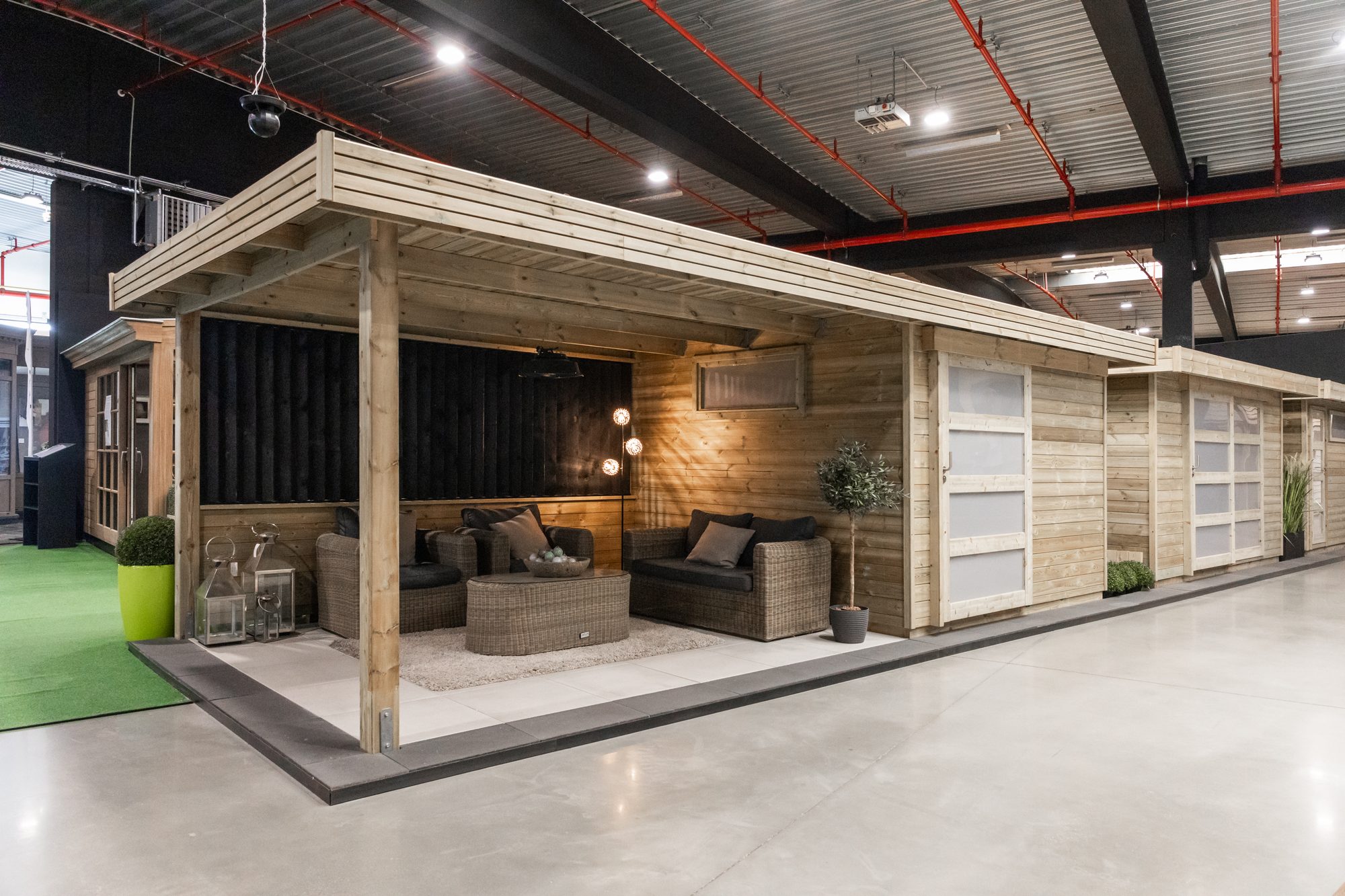 Modern tuinhuis met overkapping met shutter systeem