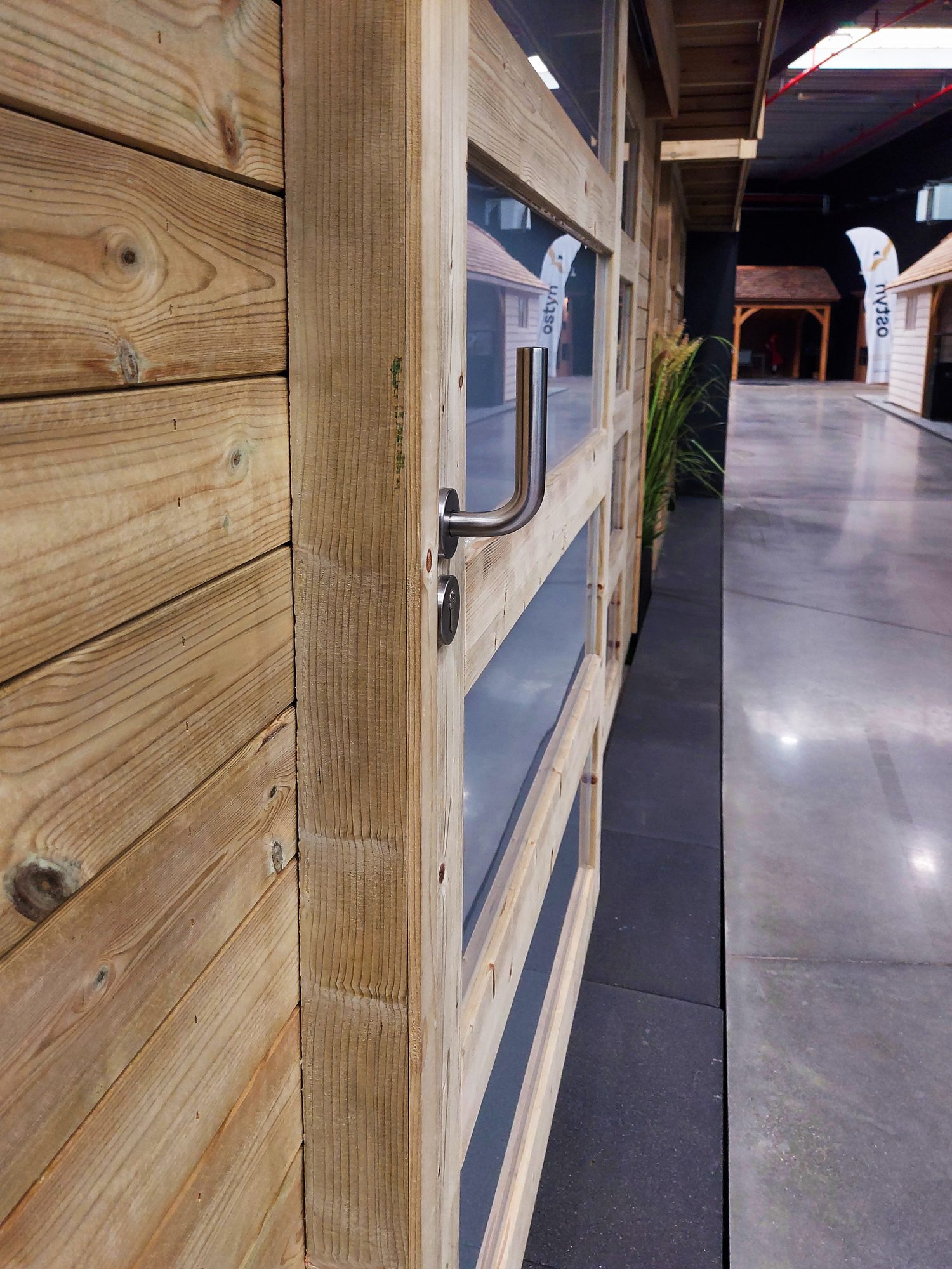 Schuifdeur van een modern tuinhuis
