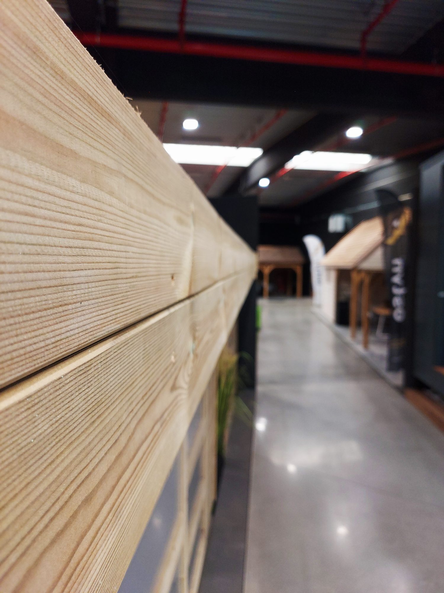 Dakrand van een tuinhuis met plat dak