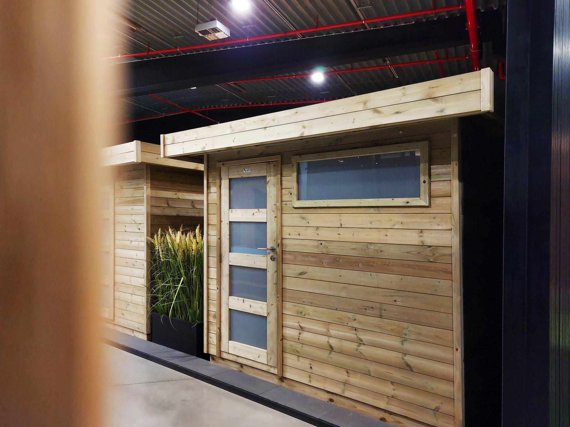 Modern tuinhuis met enkele deur