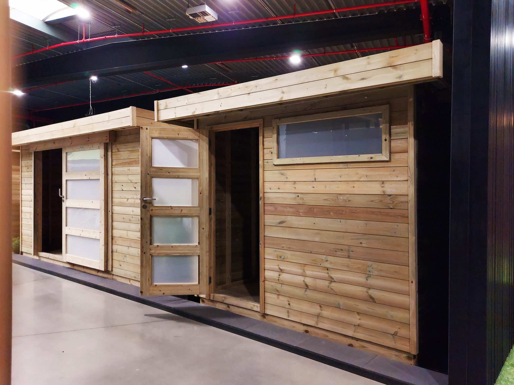 Tuinhuis in Rode Noorse Den met vast raam