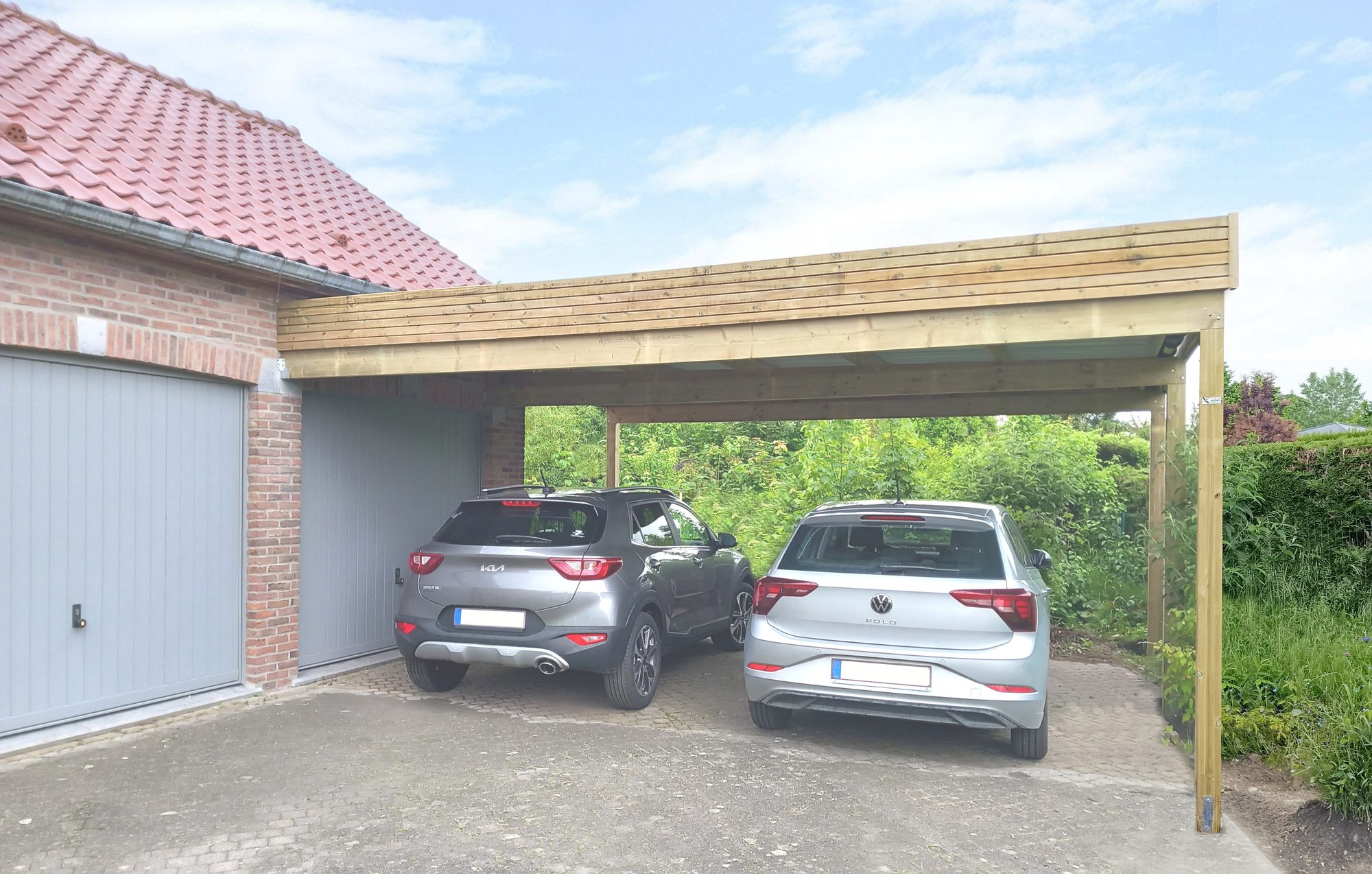 Carport moderne en bois pour deux véhicules