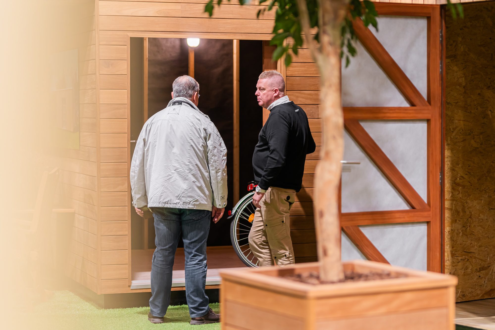 Abri de jardin cube avec porte coulissante et auvent en iroko