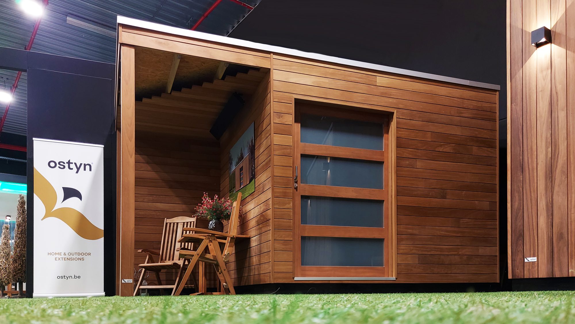 Abri de jardin à toit plat avec auvent en iroko